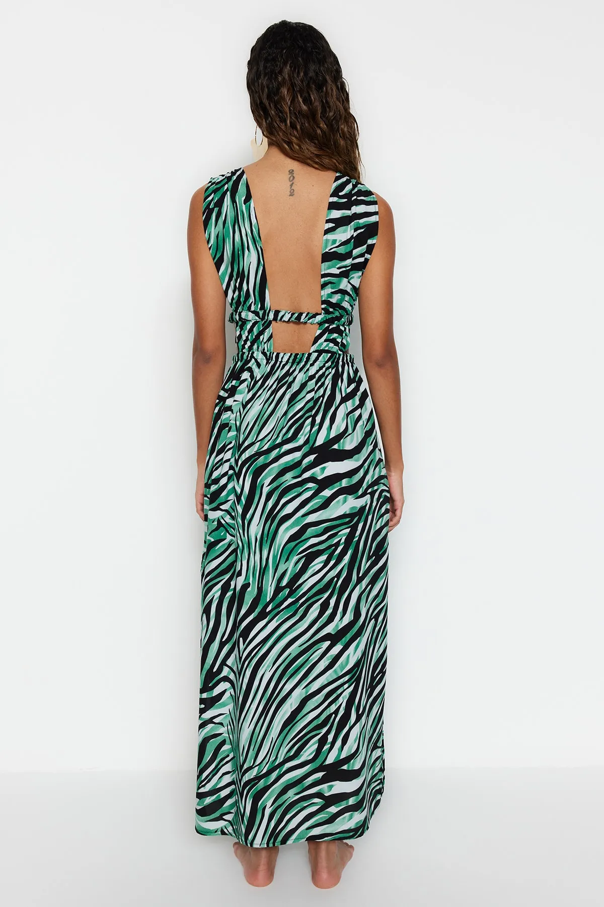 Trendyol Collection  Gerafftes, gewebtes Maxi-Strandkleid mit Tiermuster TBESS22EL0731