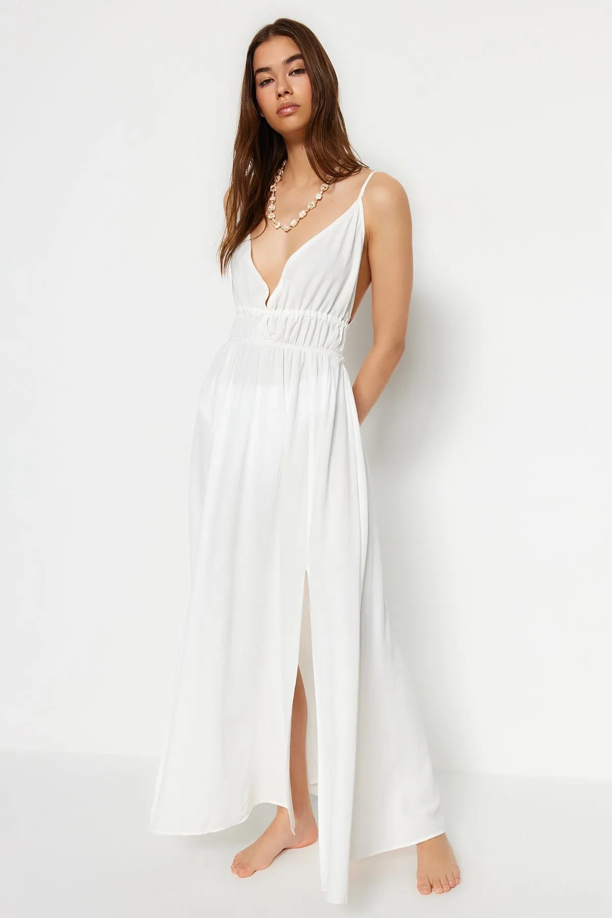 Trendyol Collection  Ecrufarbenes, gewebtes Maxi-Strandkleid mit Raffung TBESS23EL00063