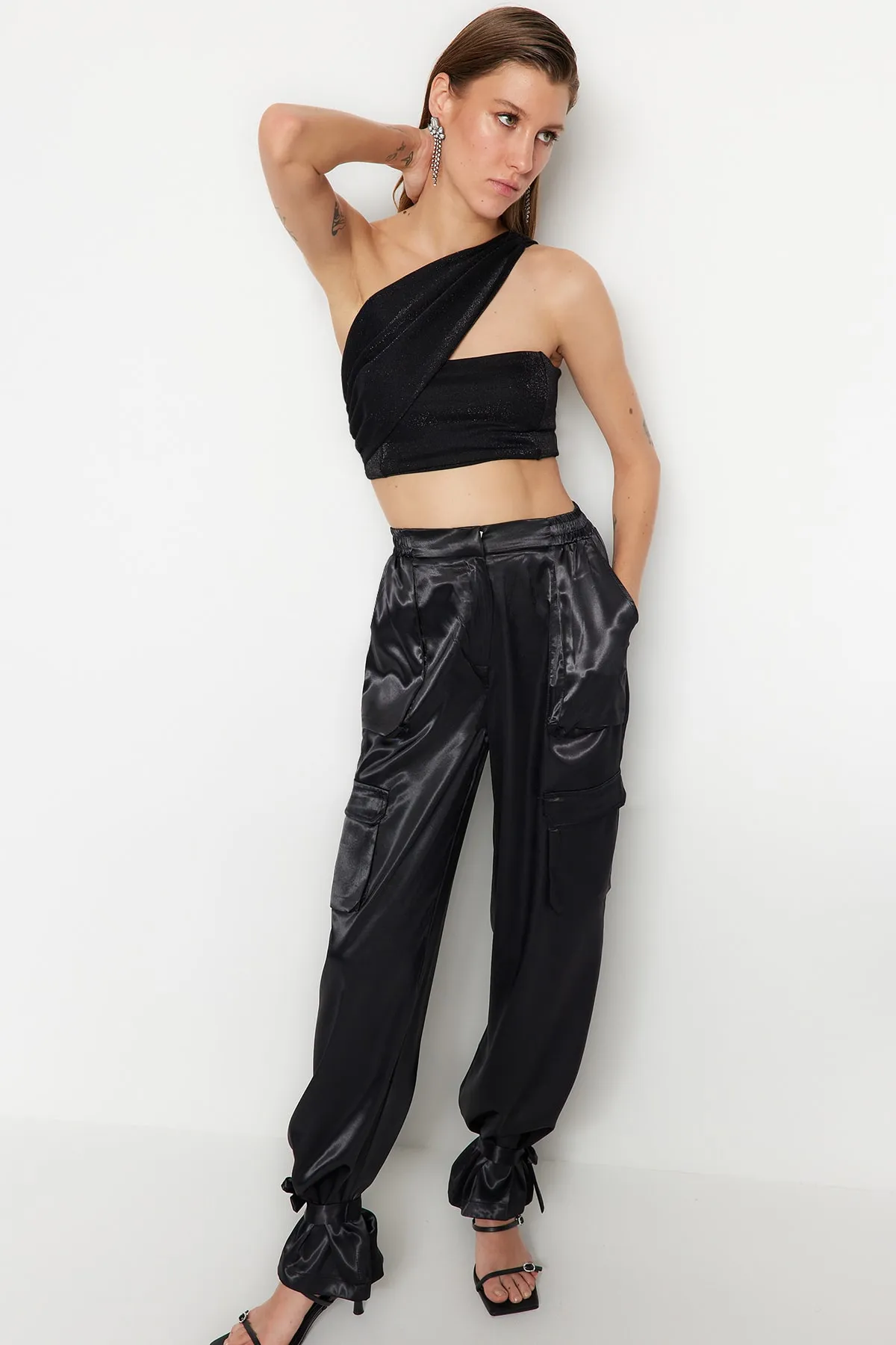 Trendyol Collection  Schwarzes, kurz gestricktes, glänzendes Bustier TPRSS23BS00042