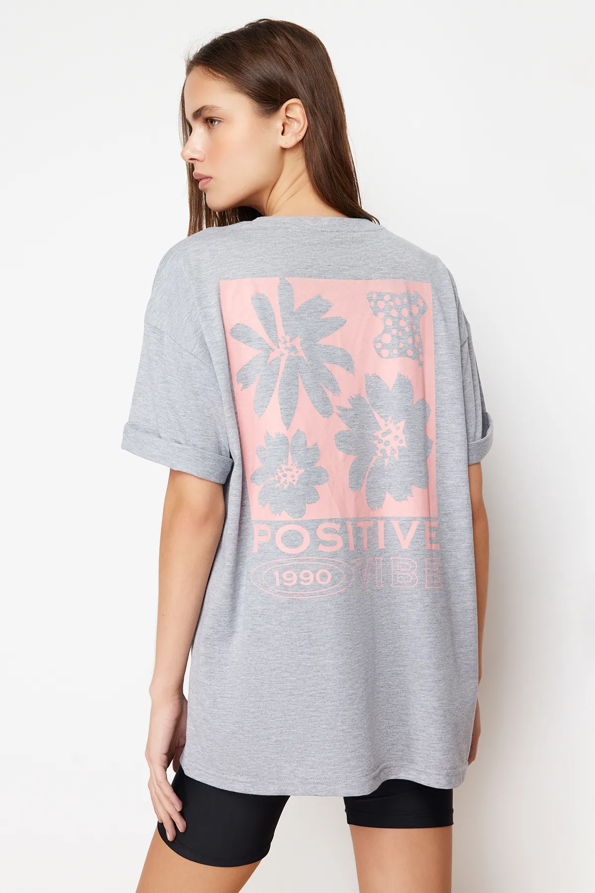 Trendyol Collection  Grau meliertes, hinten bedrucktes, übergroßes/weites Strick-T-Shirt mit Rundhalsausschnitt TWOSS23TS00321