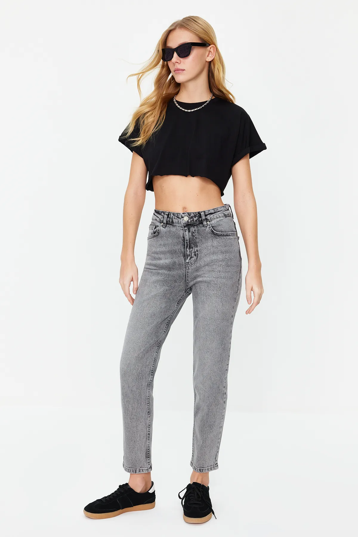 Trendyol Collection  Anthrazitfarbene Slim-Mom-Jeans mit hoher Taille TWOSS24JE00039