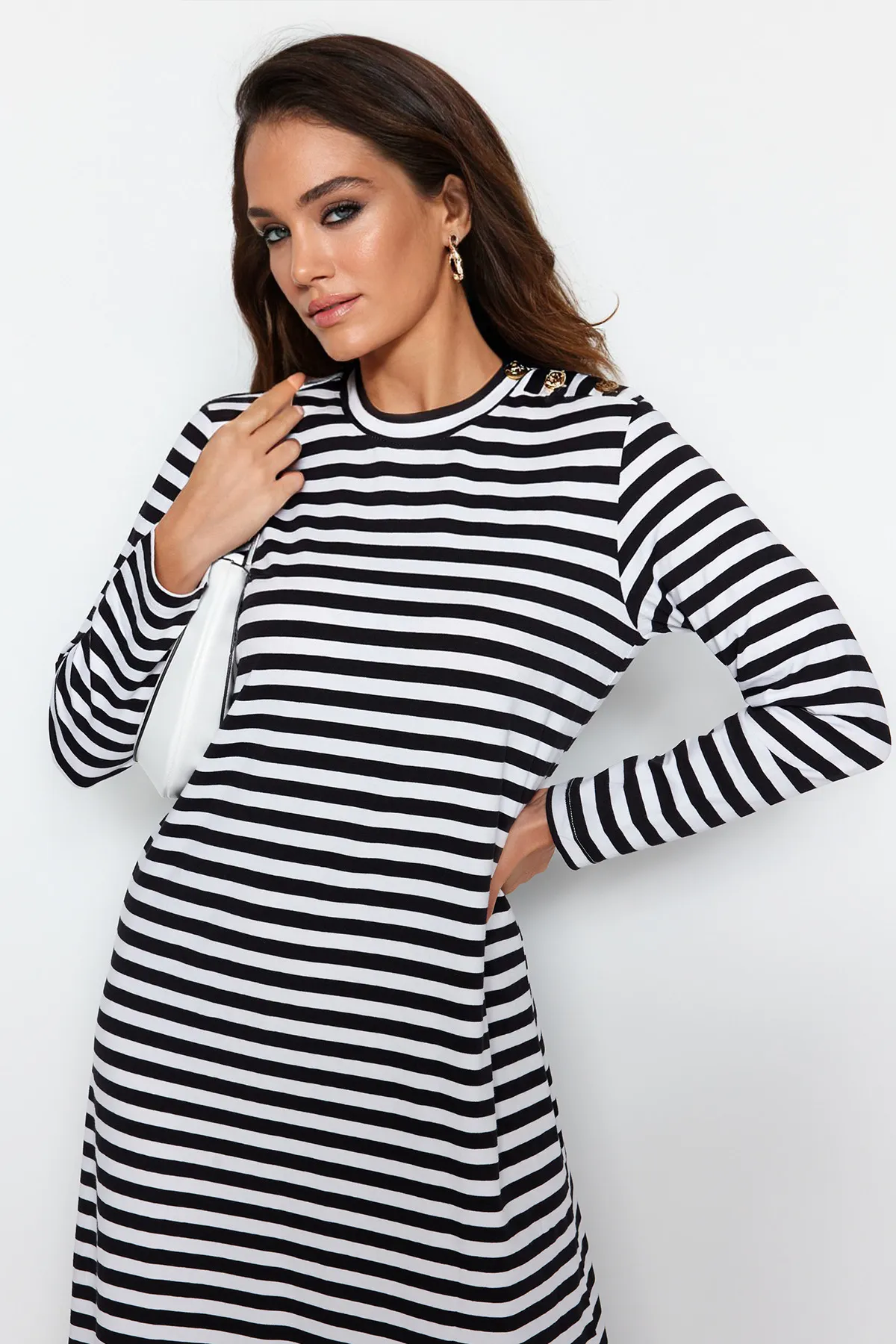 Trendyol Modest  Weißes Strickkleid mit Knopfleiste an der Schulter TCTSS23EB00291