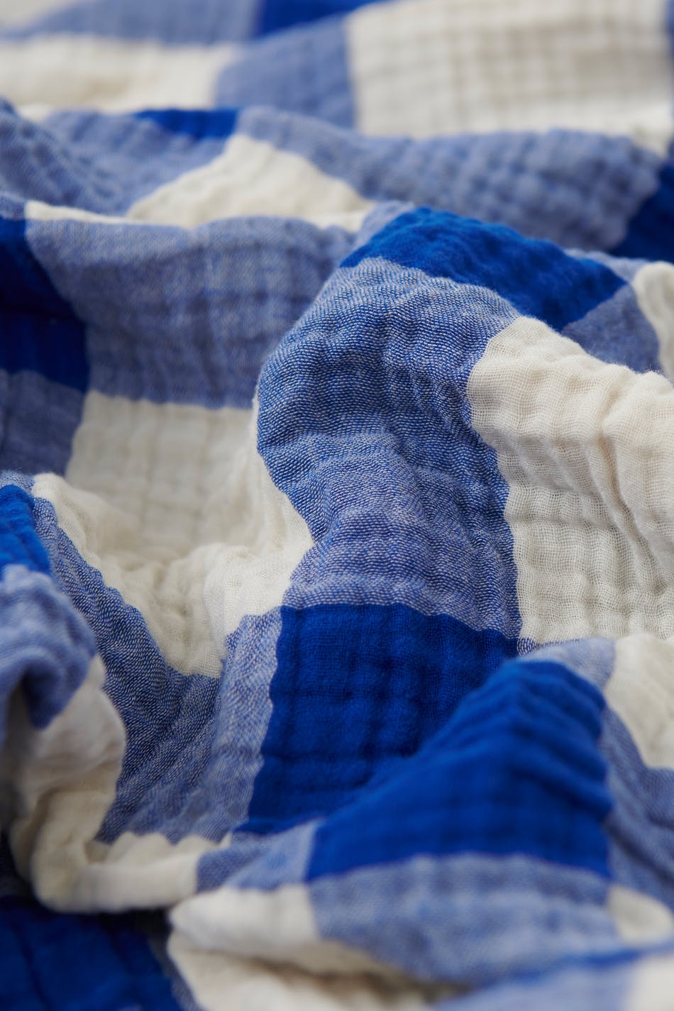 Checked crinkle blanket