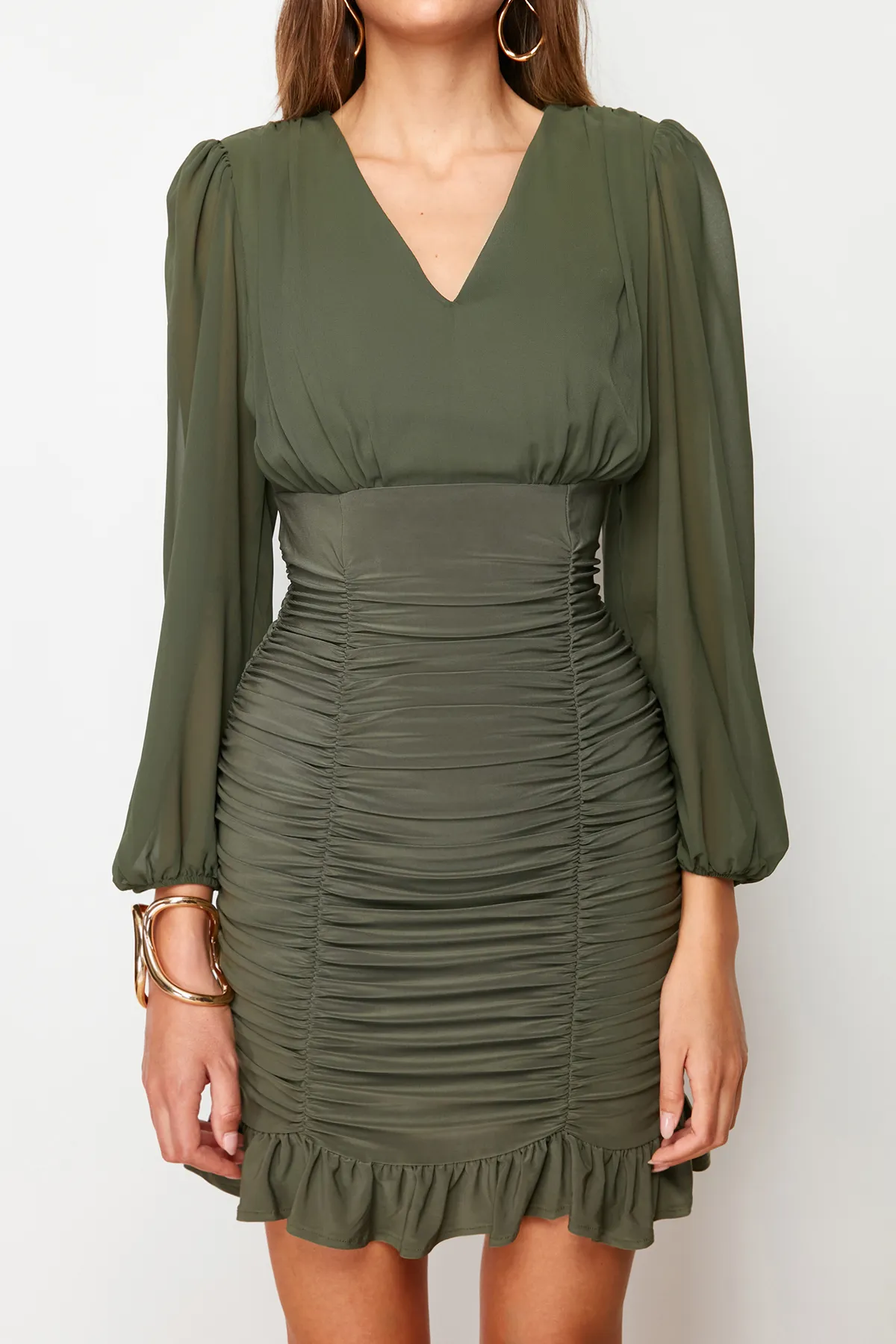 Trendyol Collection  Khakifarbenes, figurbetontes, gewebtes Minikleid mit V-Ausschnitt TWOAW23EL01044