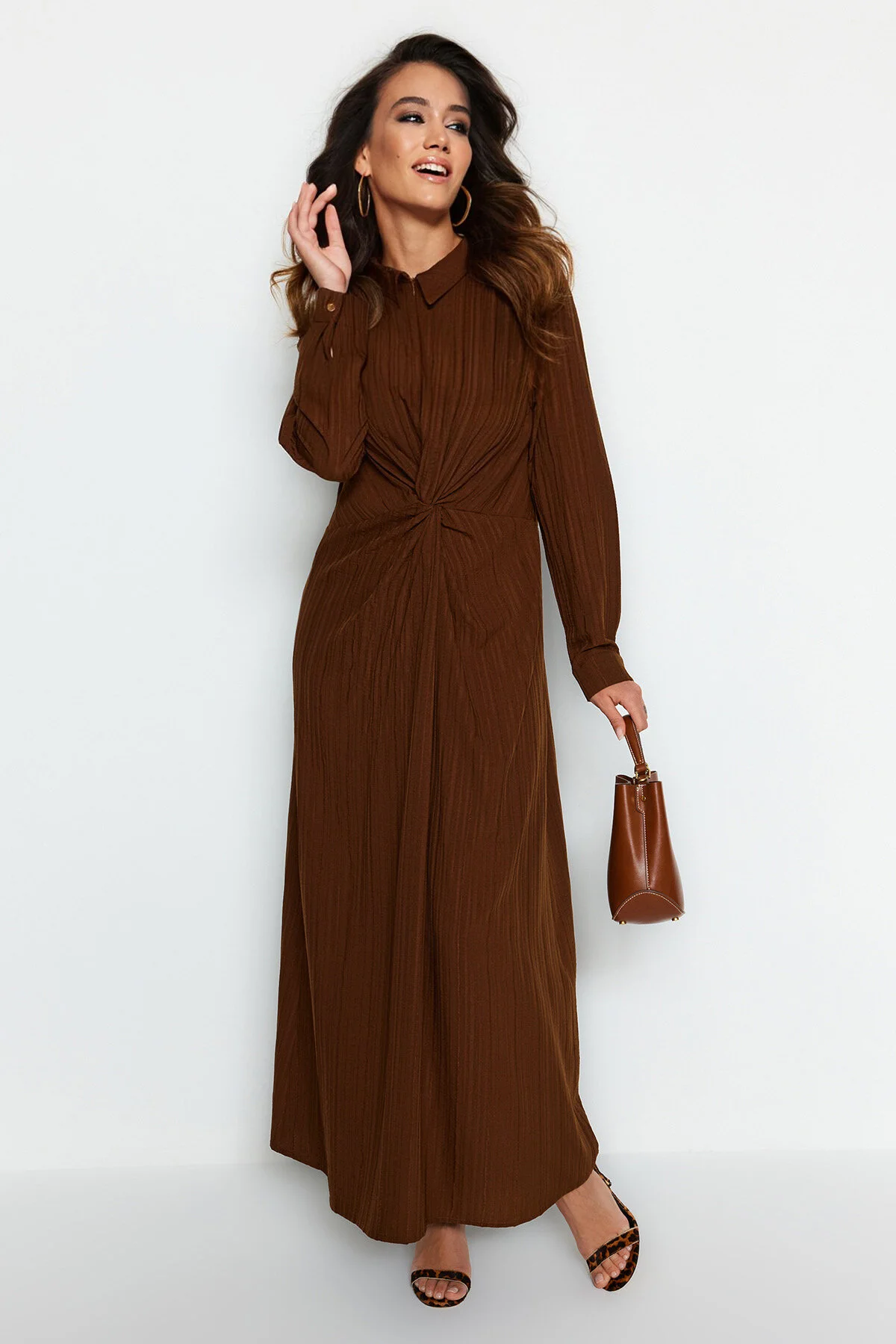Trendyol Modest  Braunes gewebtes Kleid mit Knoten vorne und Reißverschlussdetail TCTSS23EB00137