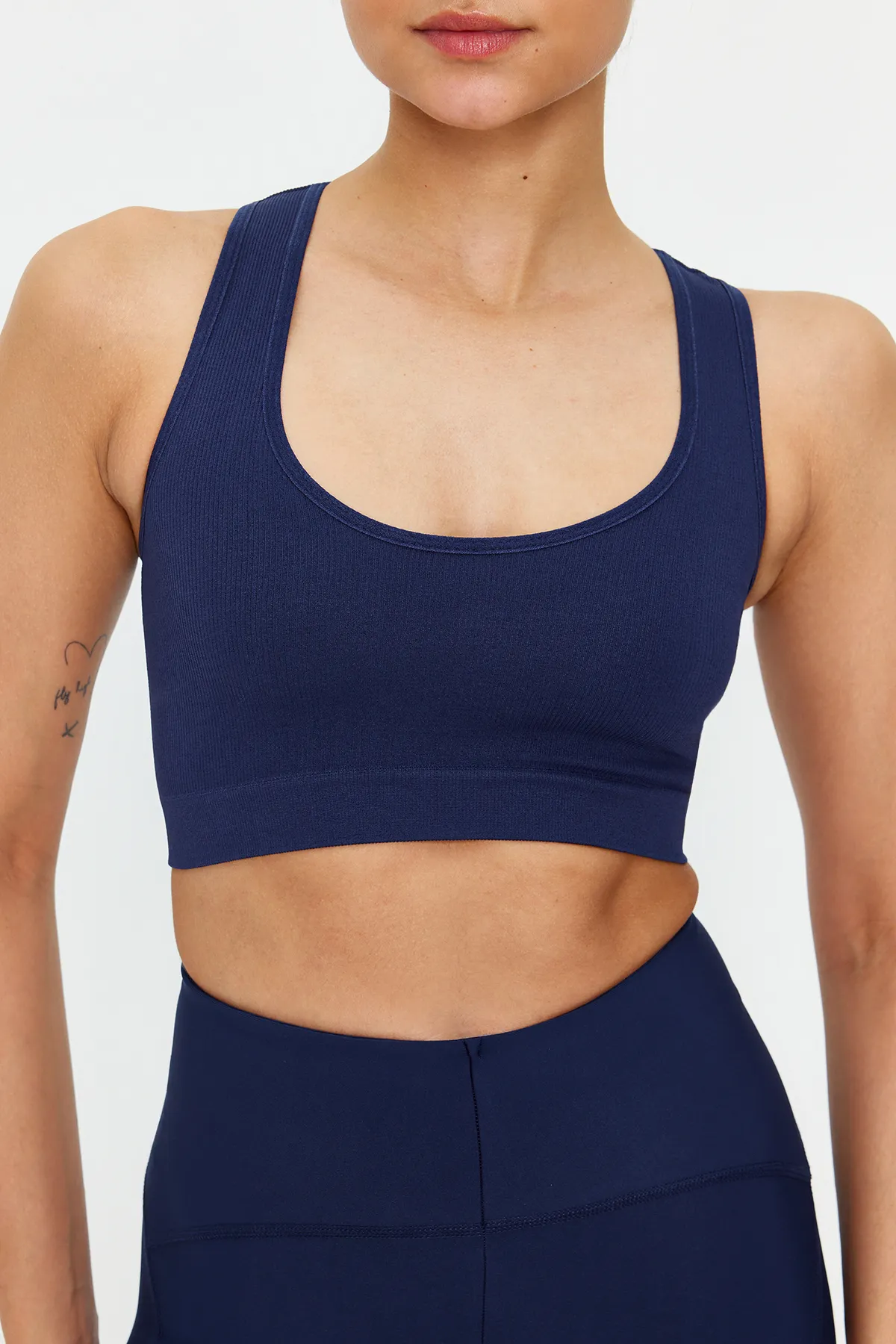 Trendyol Collection  Nahtloser/nahtloser, leicht stützender/formender gestrickter Sport-BH in Dunkelblau TWOAW22SS0009