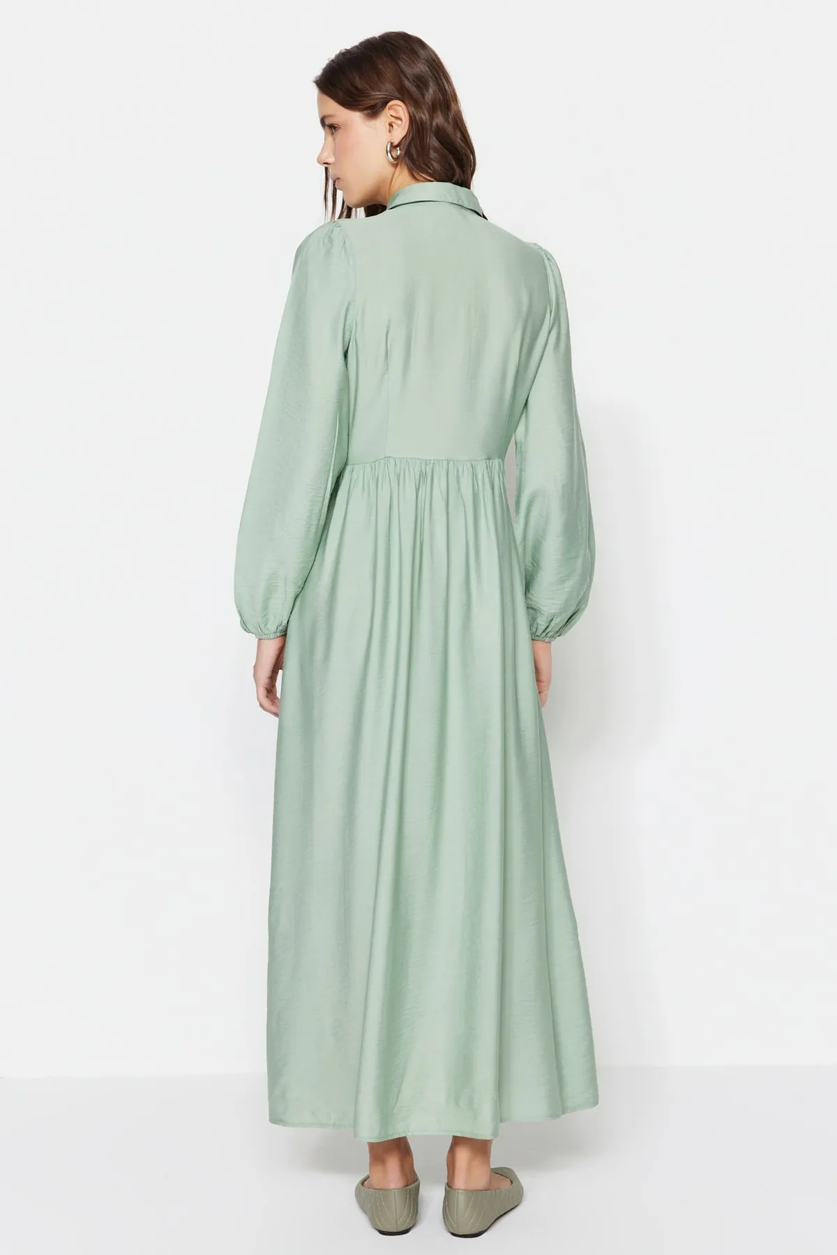 Trendyol Modest  Hellkhakifarbenes, gewebtes Kleid in Leinenoptik mit Schnürung und Streifendetails TCTSS23EB00272
