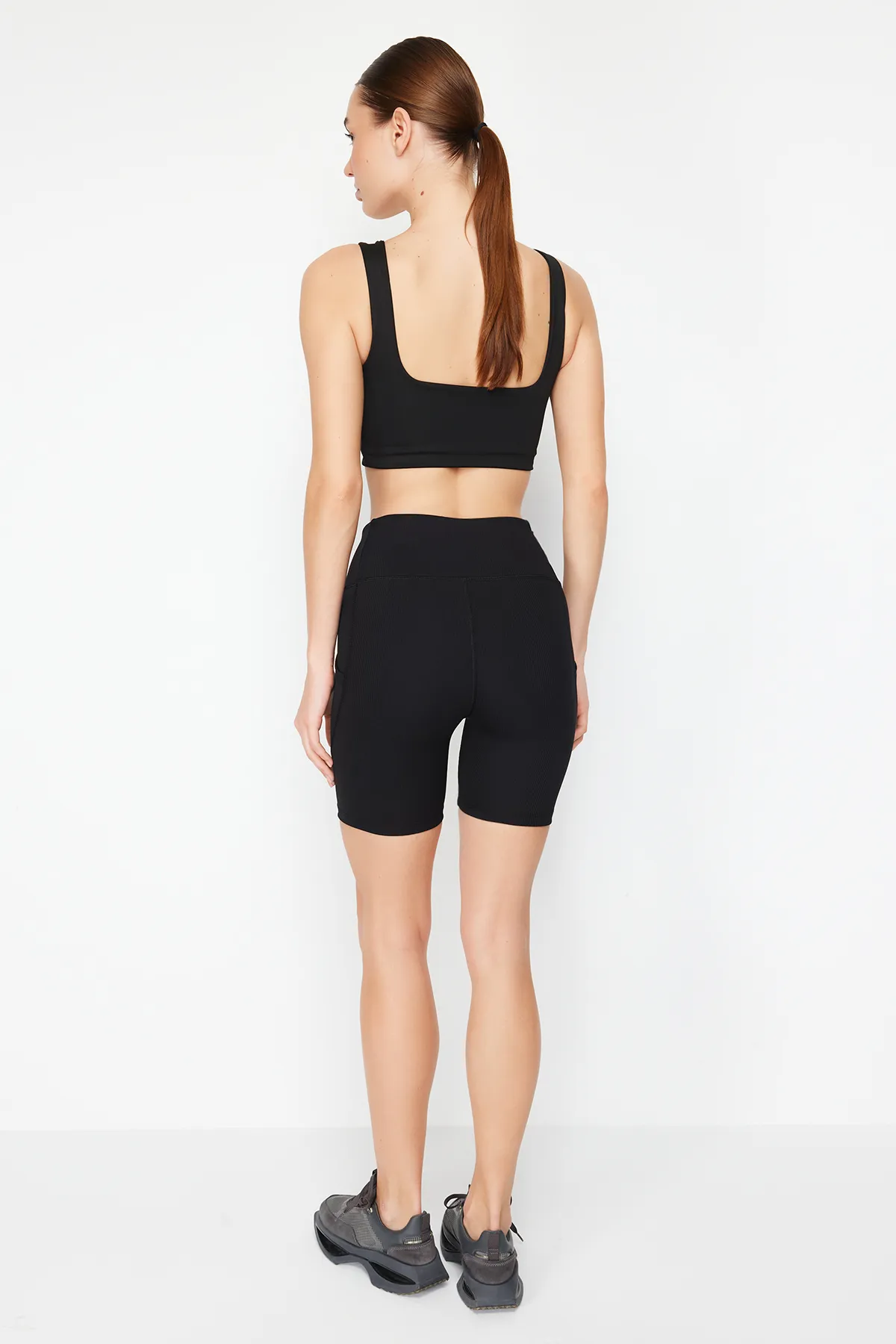 Trendyol Collection  Schwarze gerippte Sportshorts/kurze Leggings aus Tüll mit Wiederherstellungstaille THMSS24TY00005