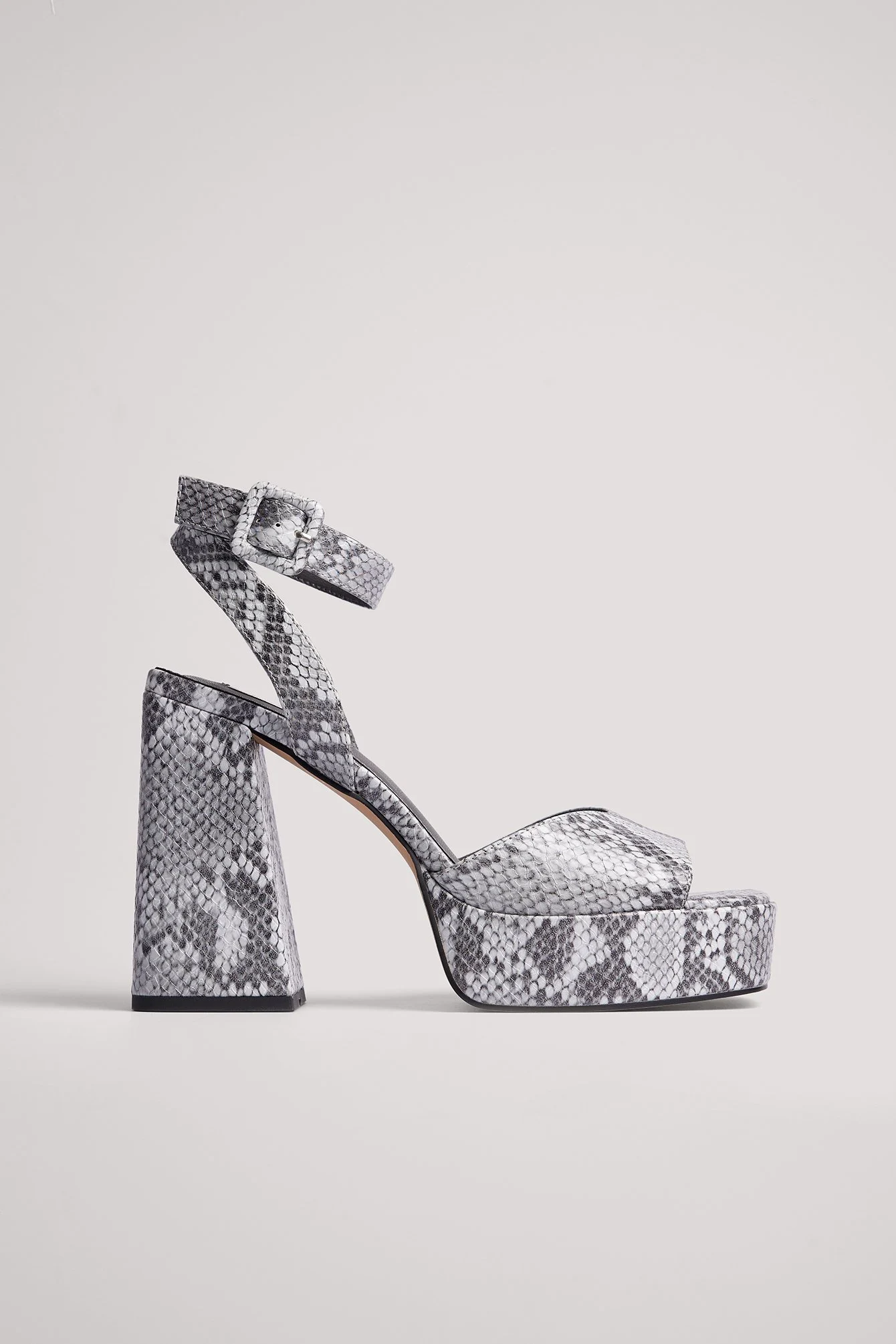 Plateau Heels mit klobiger Schnalle