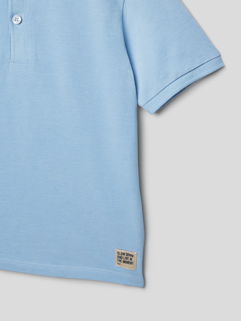 Poloshirt mit Label-Patch in hellblau