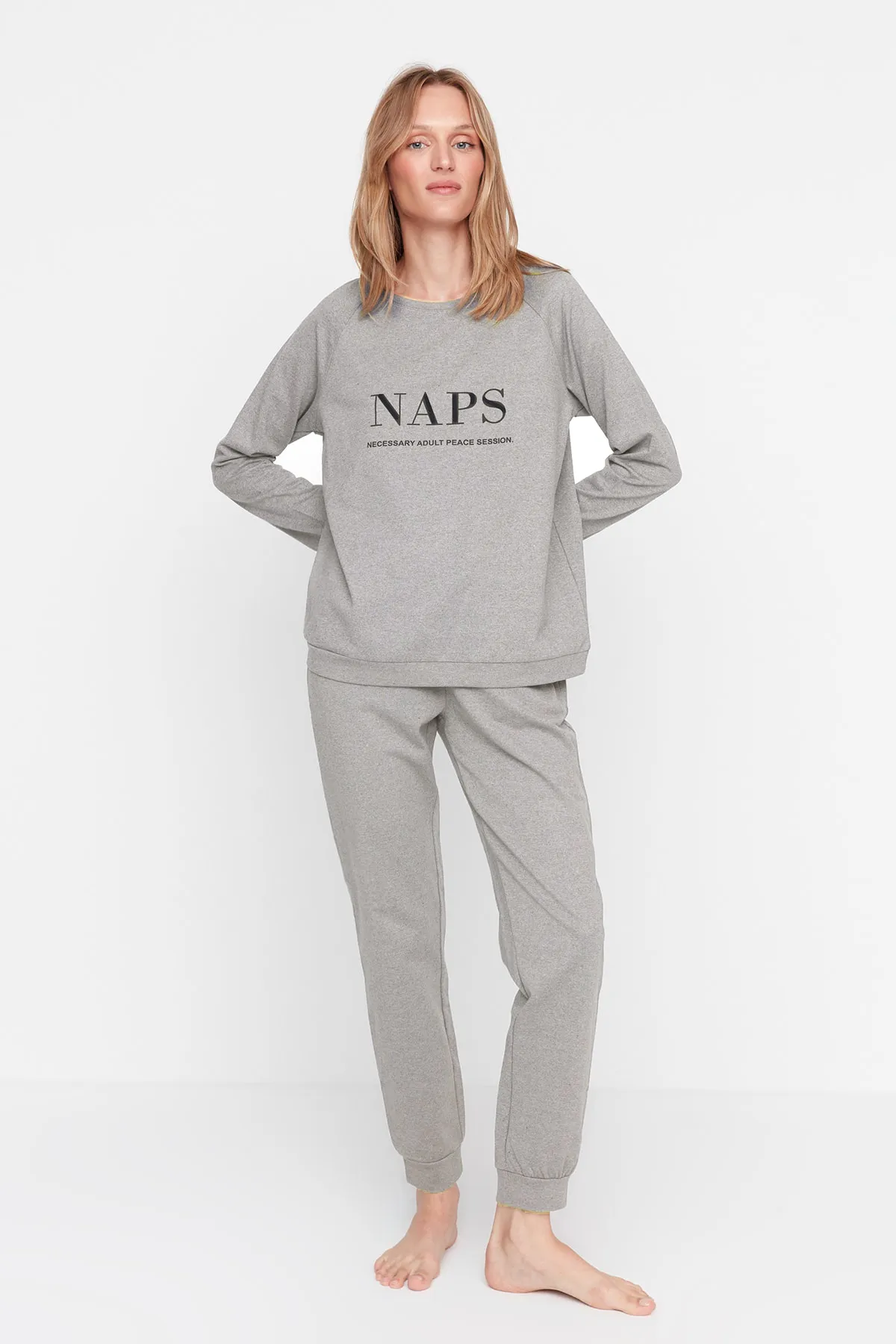 Trendyol Collection  Anthrazitfarbenes Slogan-T-Shirt-Jogger-Strick-Pyjama-Set THMAW21PT0497