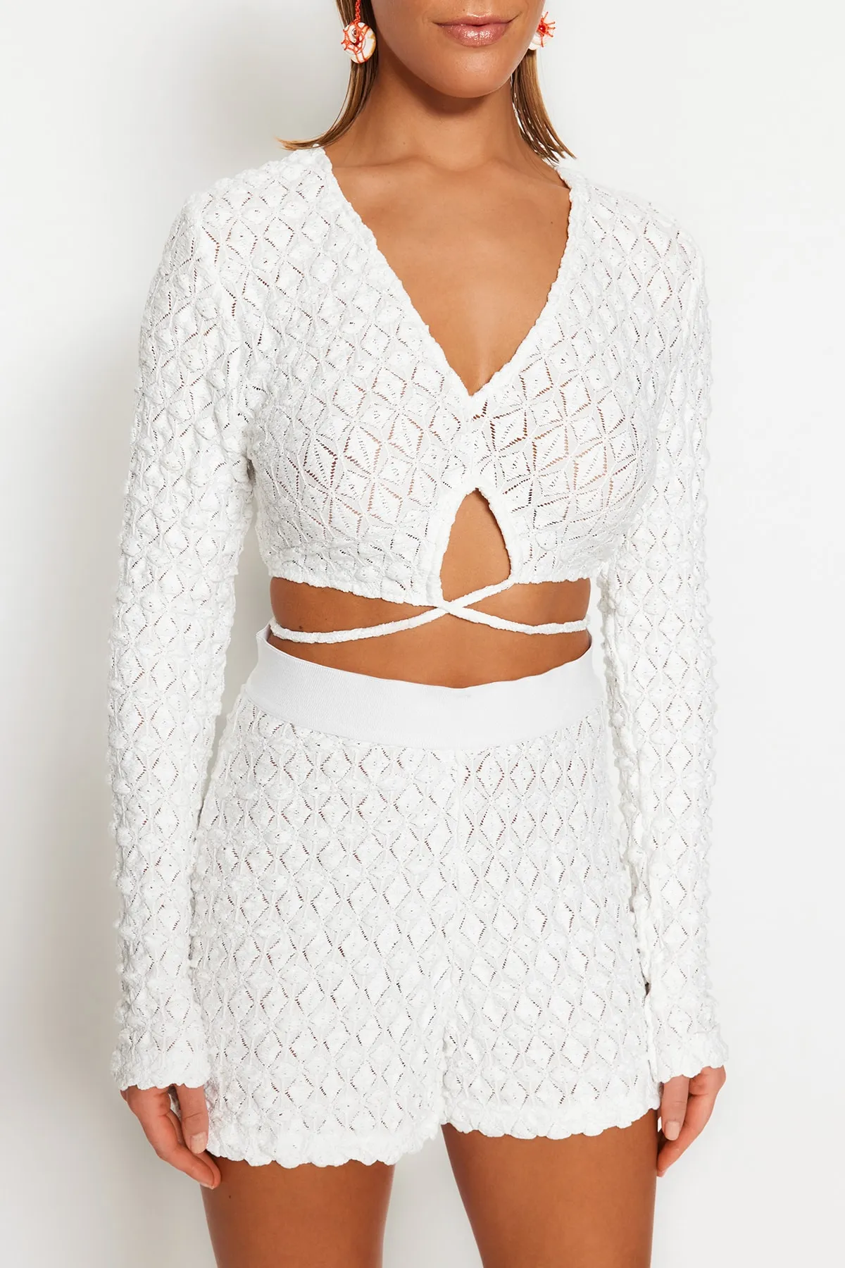 Trendyol Collection  Ecrufarbenes Strick-Set mit Bluse und Shorts zum Binden TBESS23AU00106
