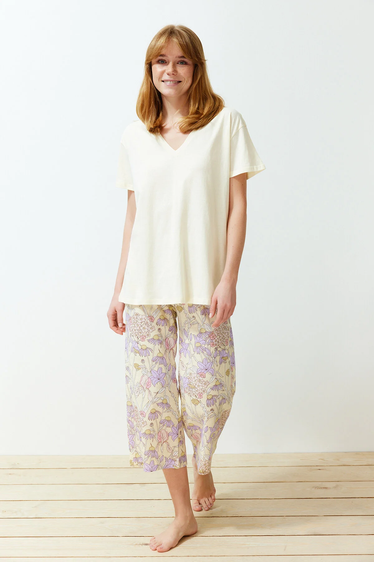 Trendyol Collection  Gelbes Pyjama-Set aus 100 % Baumwolle mit Blumenmuster THMSS24PT00210