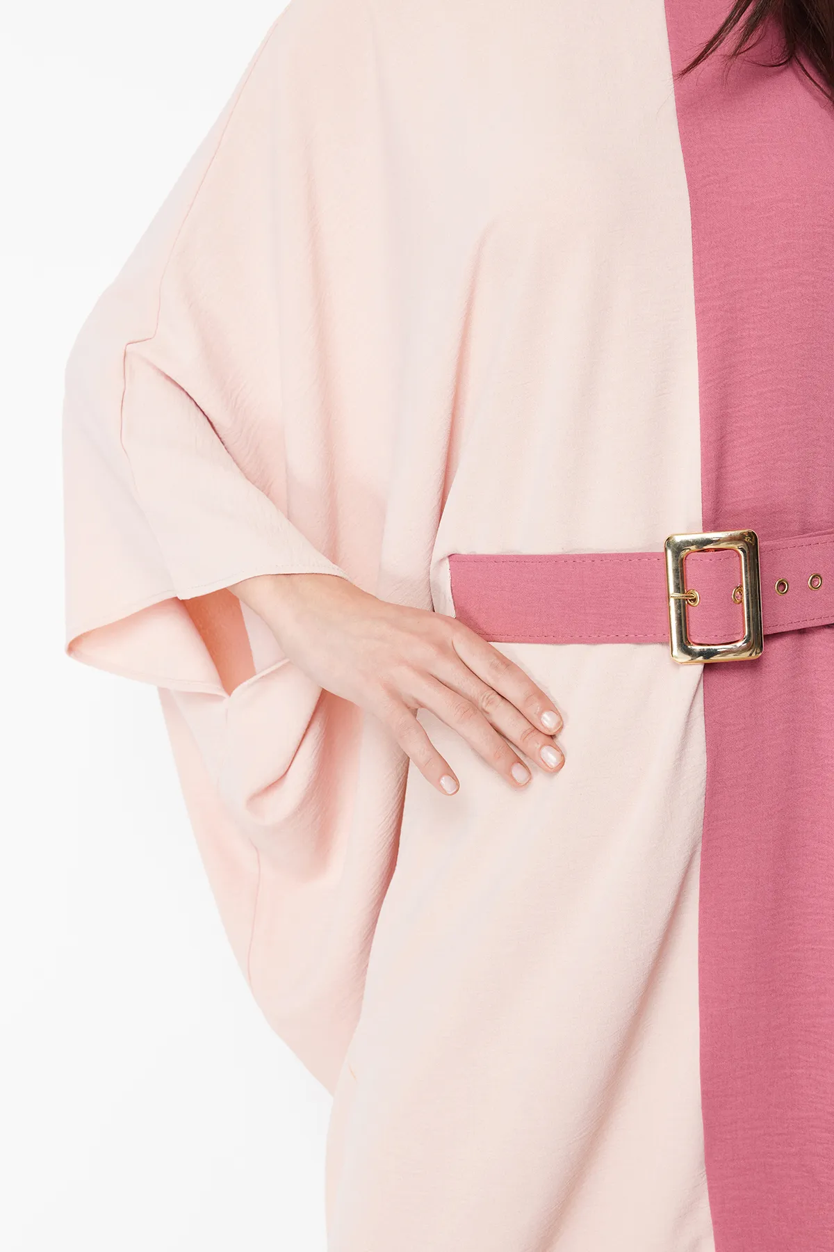 Trendyol Modest  Gewebter Tunika-Hosen-Anzug mit Gürtel und Farbblockierung in Dried Rose TCTSS23US00046
