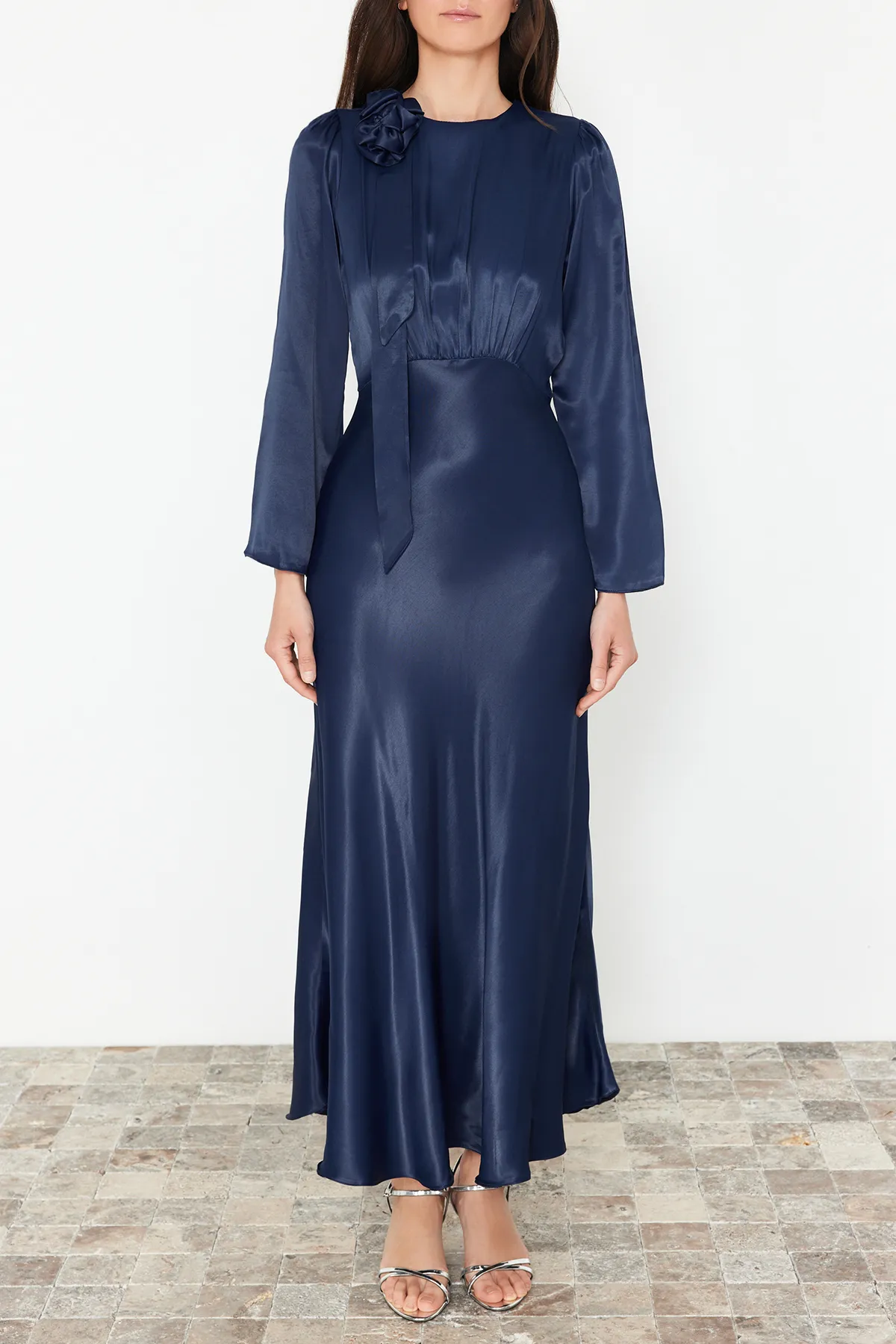 Trendyol Modest  Marineblaues Abendkleid aus gewebtem Satin mit Rosendetail für besondere Anlässe TCTSS24DB00043