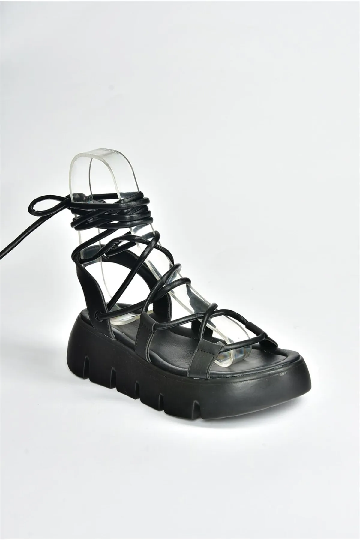Fox Shoes  Schwarze Damen-Sandalen mit Knöchelriemen und dicker Sohle M267083009