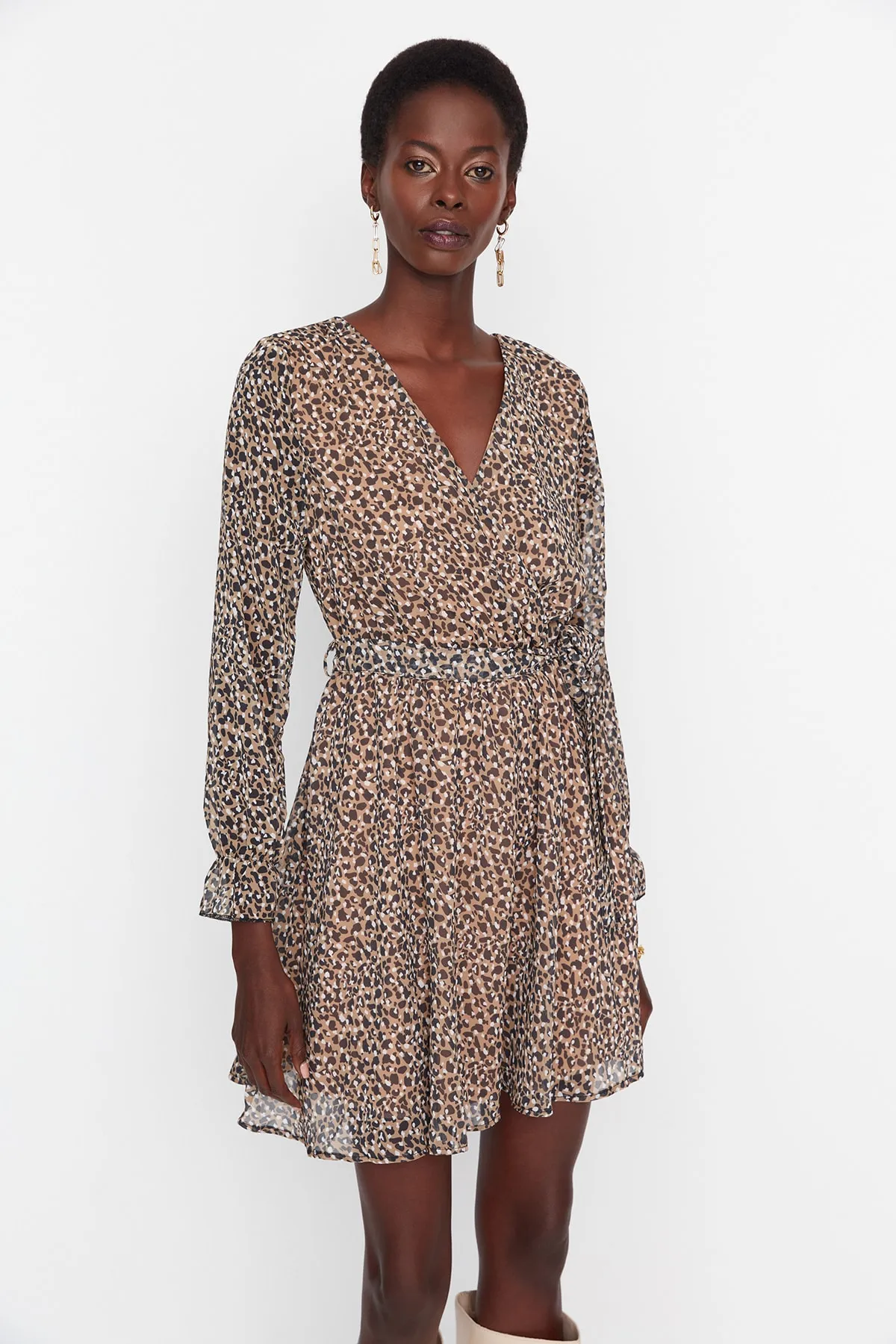Trendyol Collection  Kamelfarbenes, zweireihiges Mini-Webkleid mit Leopardenmuster und Gürtel TWOSS20EL0626