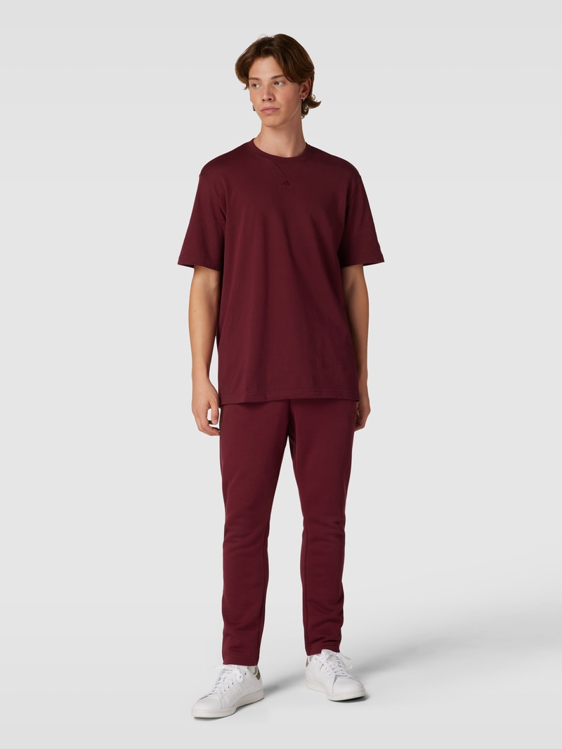T-Shirt mit Label-Stitching in bordeaux rot