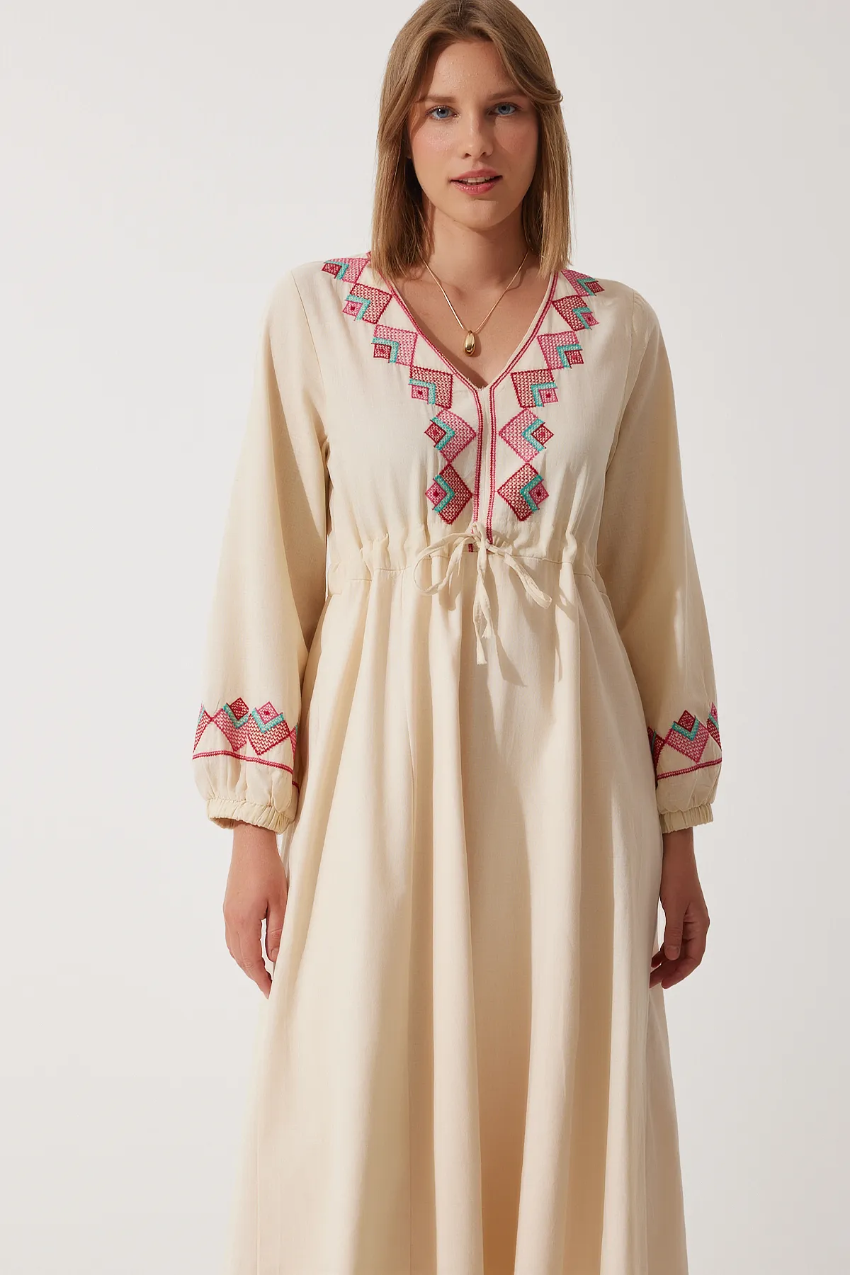 Happiness İstanbul  Cremefarbenes, übergroßes Leinenkleid mit Stickereidetails für Damen, RG00027