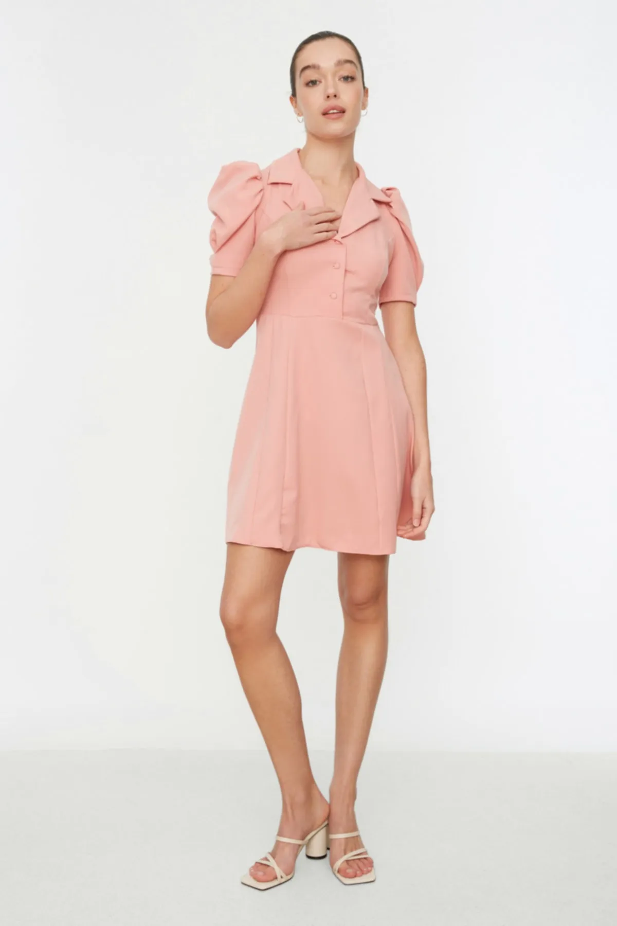 Trendyol Collection  Dusty Rose gewebtes Kleid mit Ballonärmeln TWOSS20EL1999