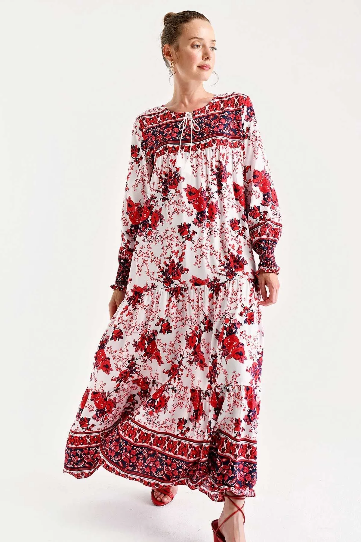 Bigdart  Damenkleid mit roten Ärmeln, geraffter Robe und Blumenmuster