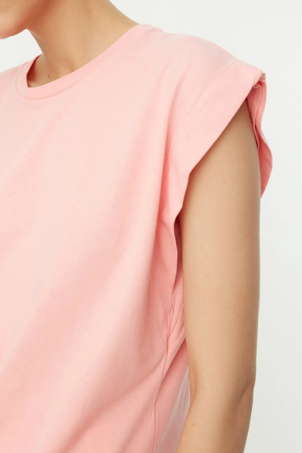 Trendyol Collection  Rosa Basic-Strick-T-Shirt mit Rundhalsausschnitt aus 100 % Baumwollwatte TWOSS20TS0021