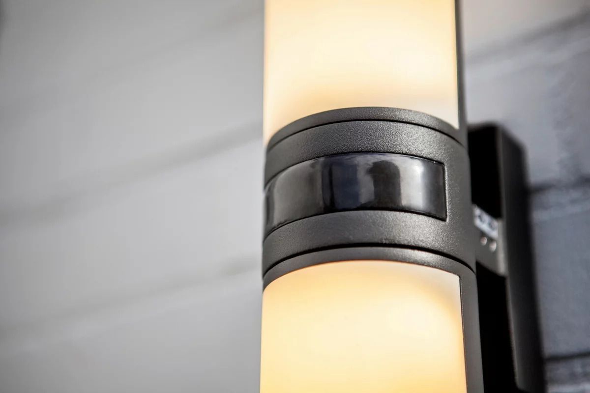LED Außenwandleuchte Cyra mit Bewegungsmelder