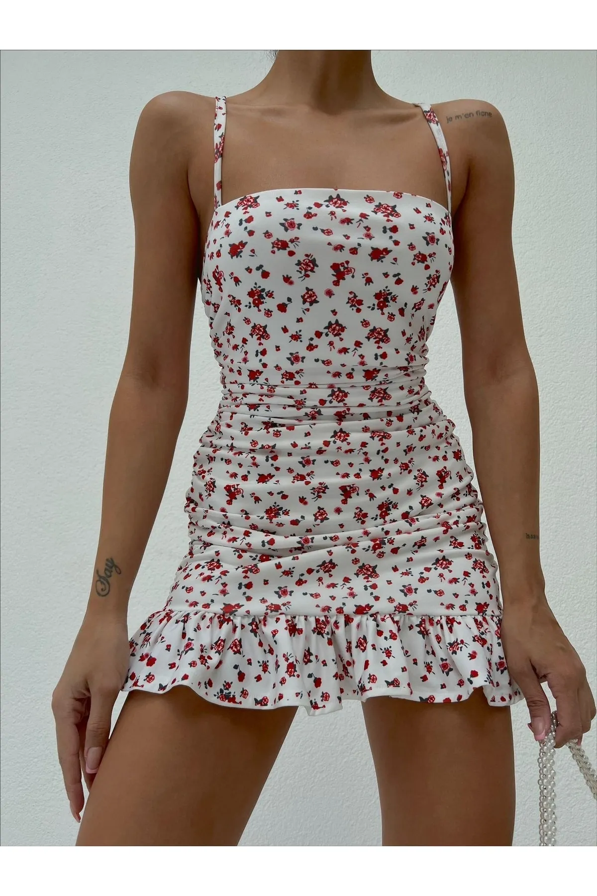 Look Kadıköy  Kleid mit floralem Rüschendetail