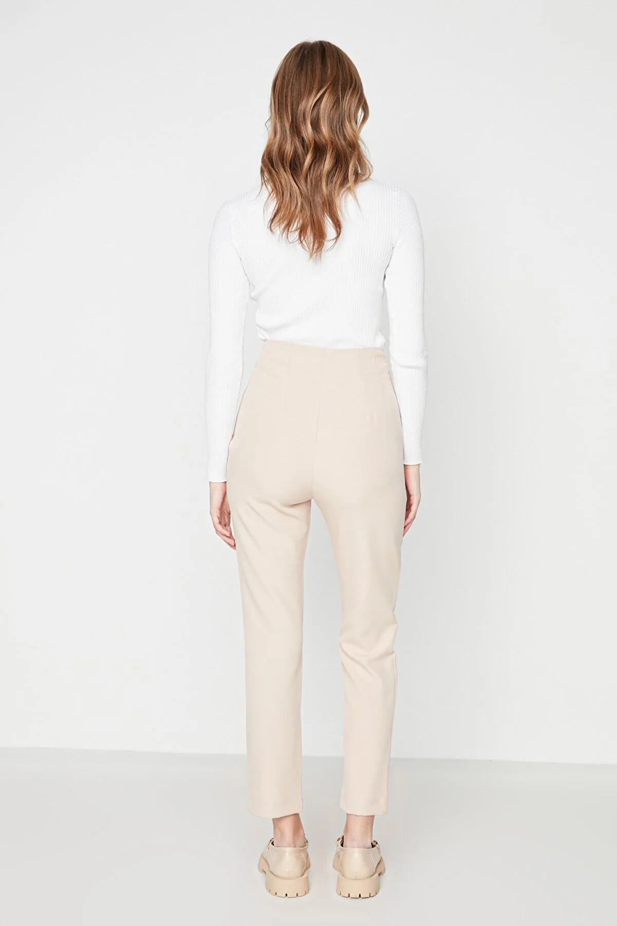 Trendyol Collection  Beigefarbene, zigarettengemusterte, knöchellange Webhose mit hoher Taille und Abnähern TWOSS20PL0515