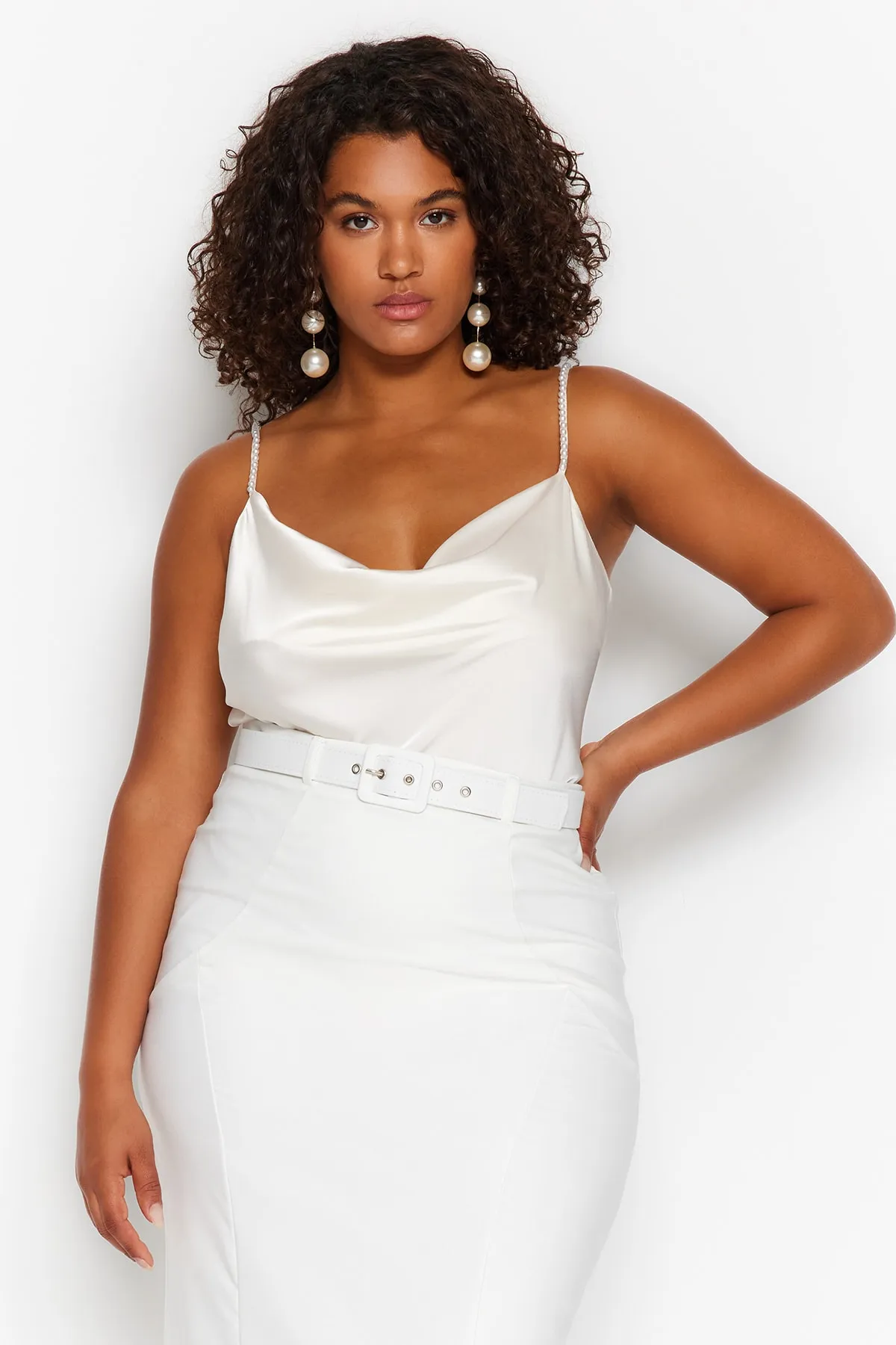 Trendyol Curve  Ecrufarbene Basic-Bluse aus Satin mit tiefem Ausschnitt