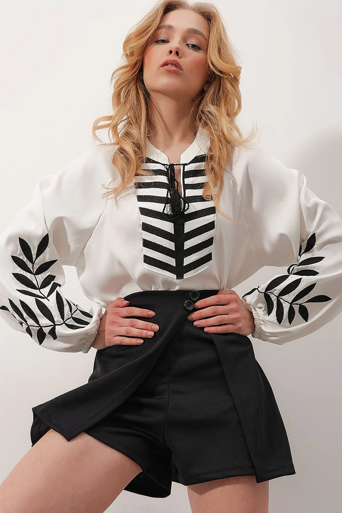 Trend Alaçatı Stili  Weiße Damen-Übergangsbluse mit V-Ausschnitt vorne und Bindeärmeln, bestickt, Kontrastfarbe ALC-X9799