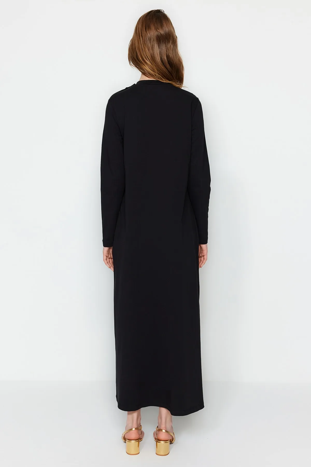 Trendyol Modest  Schwarzes Strickkleid mit Knopfleiste an der Schulter TCTSS23EB00291