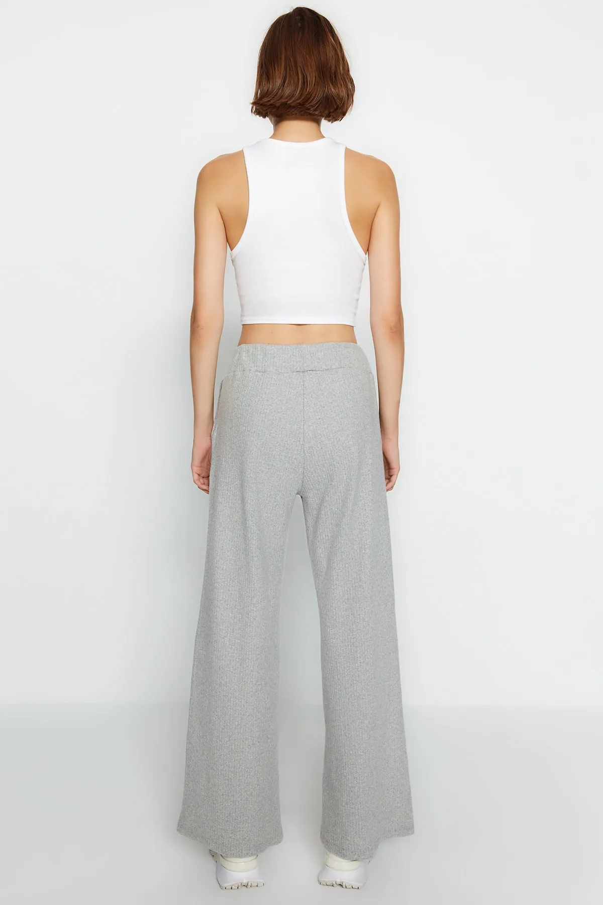 Trendyol Collection  Graue Jogginghose aus Rippstrick mit weitem Bein und bequemem Schnitt TWOAW23EA00065