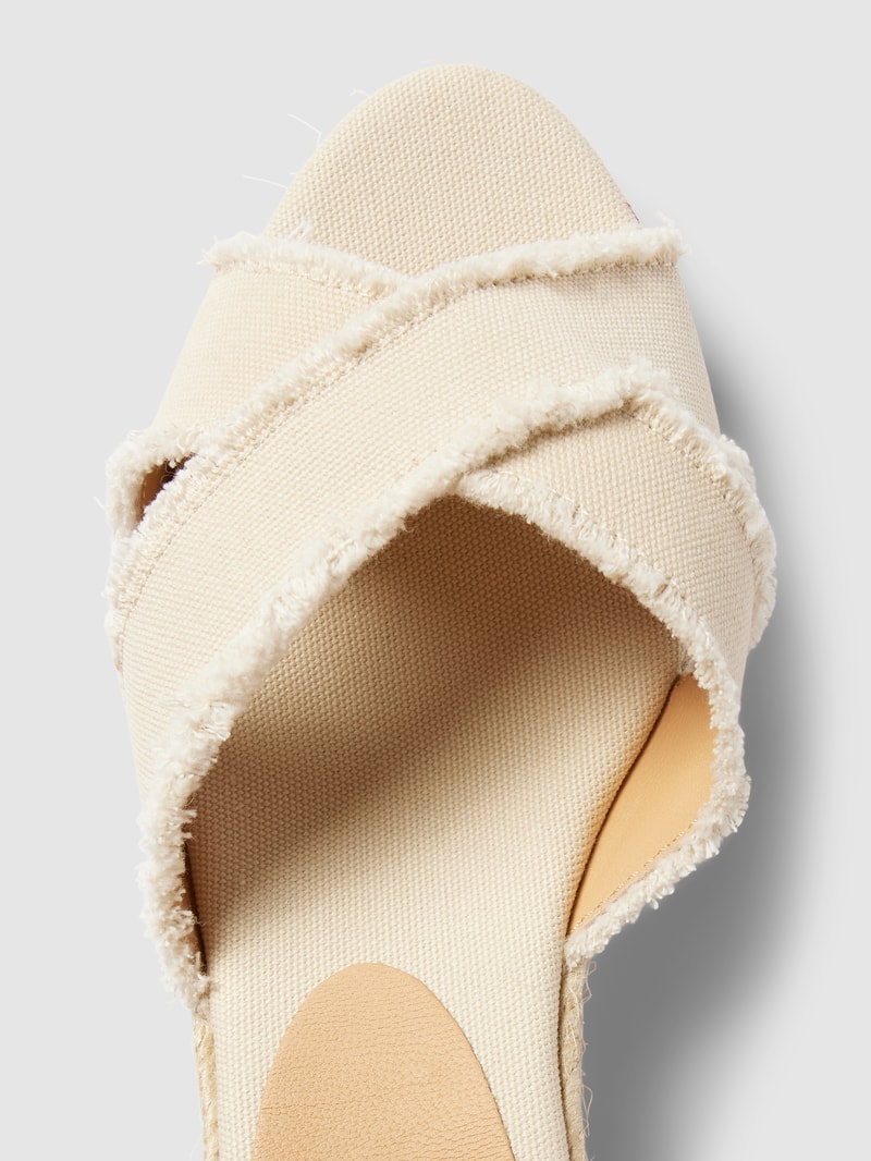 Wedges mit ausgefranstem Saum Modell 'BLUMA' in offwhite