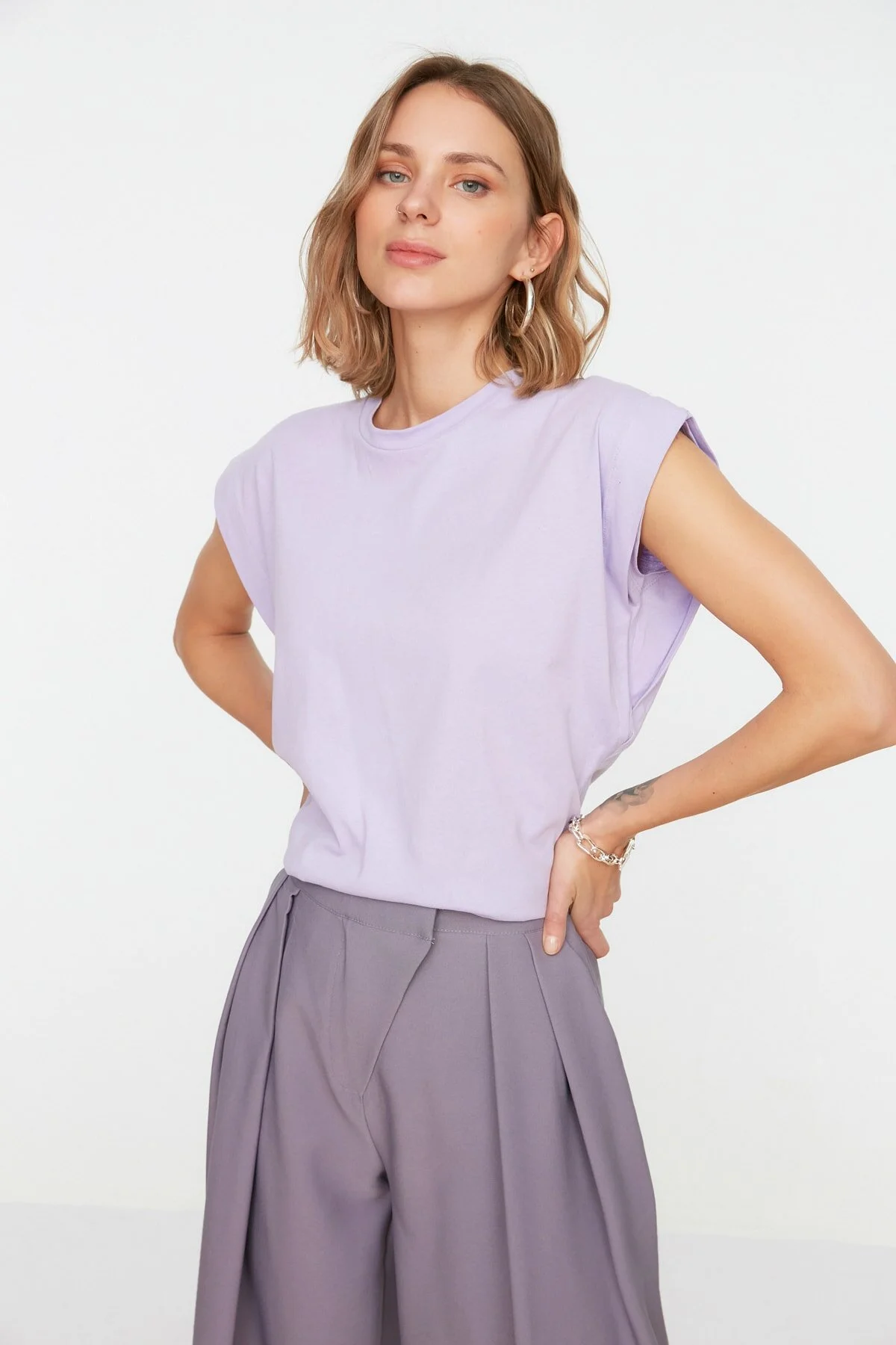 Trendyol Collection  Lilafarbenes Basic-Strick-T-Shirt mit Rundhalsausschnitt aus 100 % Baumwollwatte TWOSS20TS0021