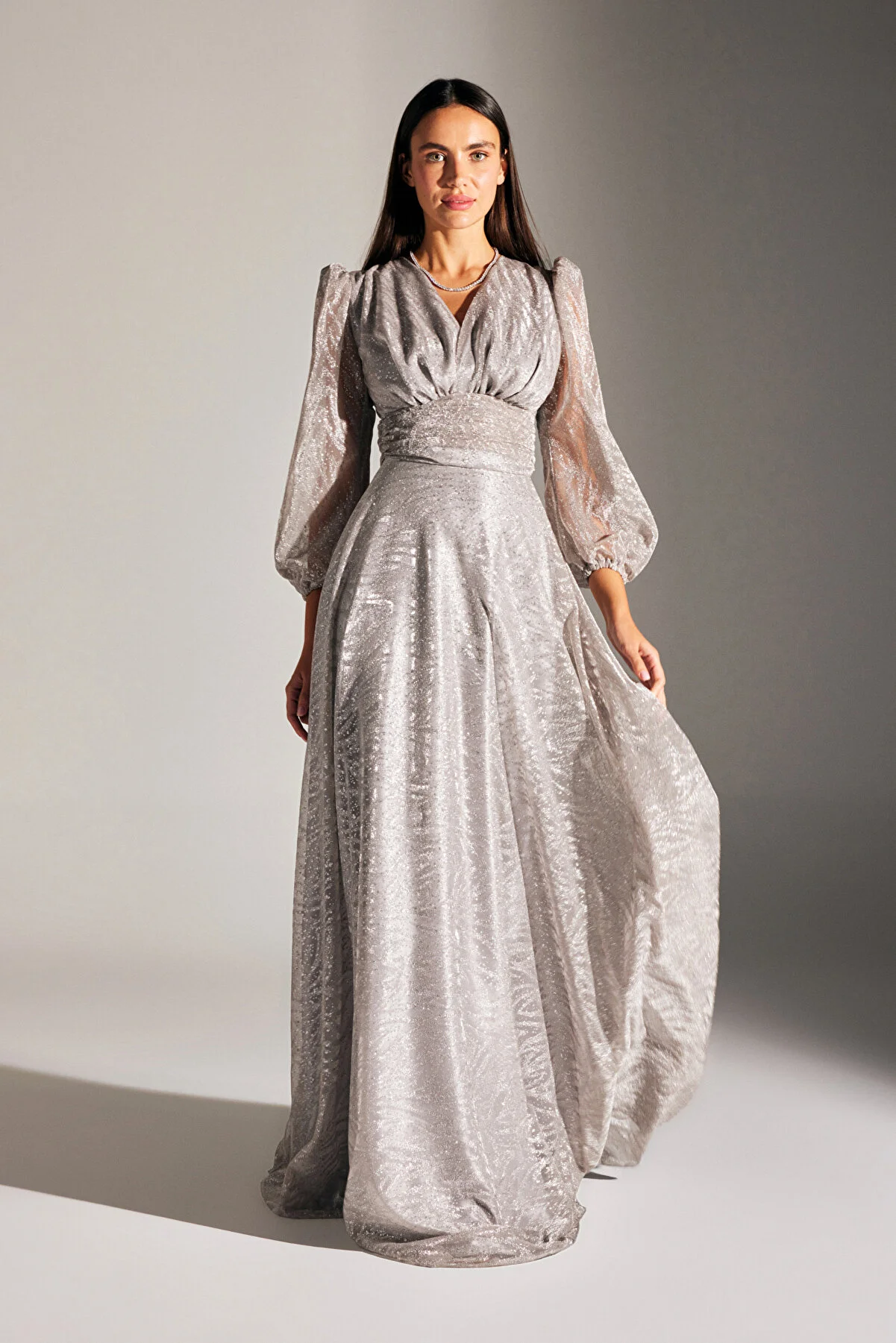 BETTY & SAM  CAMELA SILVERY BLINKENDES ABENDKLEID IN NERZFARBE MIT BALLONÄRMELN
