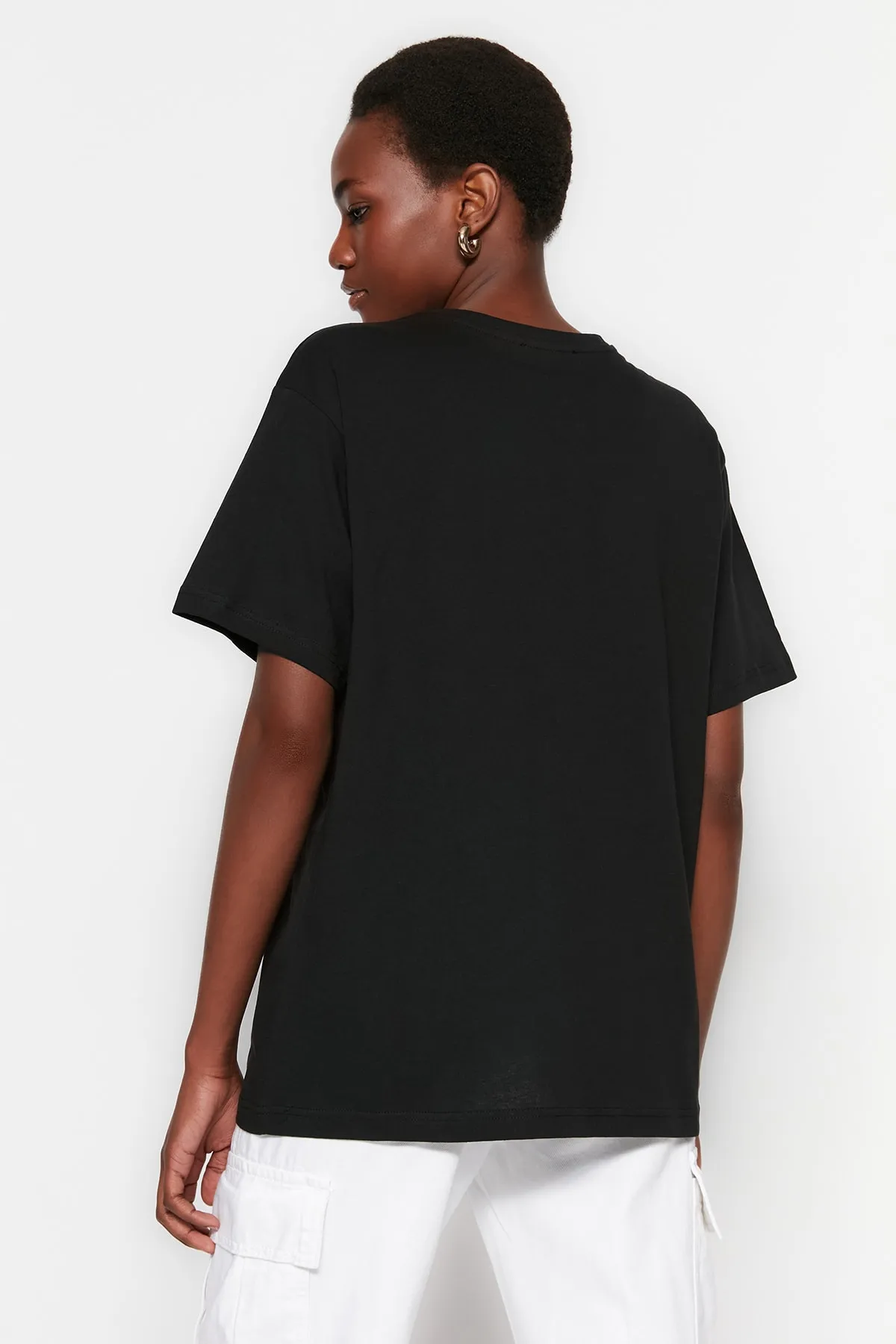 Trendyol Collection  Schwarzes, bedrucktes Boyfriend-Strick-T-Shirt mit Rundhalsausschnitt aus 100 % Baumwolle TWOSS23TS00113