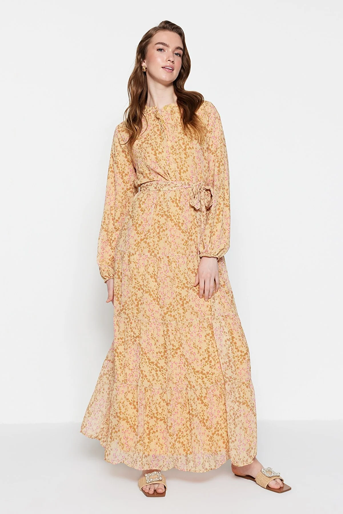 Trendyol Modest  Gelbes Kleid aus gewebtem Chiffon mit Blumenmuster, Gürtel, Stehkragen und Futter TCTSS21EL3346