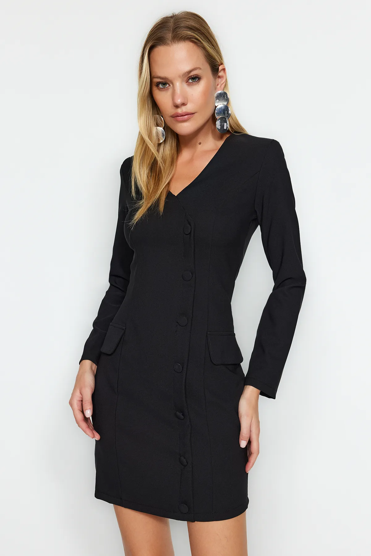 Trendyol Collection  Schwarzes, gewebtes Jackenkleid mit Taschen und Knöpfen TWOAW24EL00629