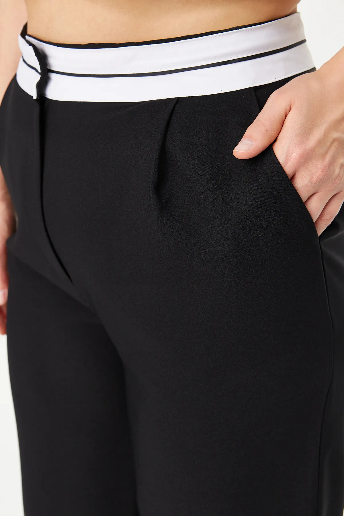 Trendyol Curve  Schwarze gewebte Finike-Hose in Übergröße mit normaler Taille TBBAW24AR00031