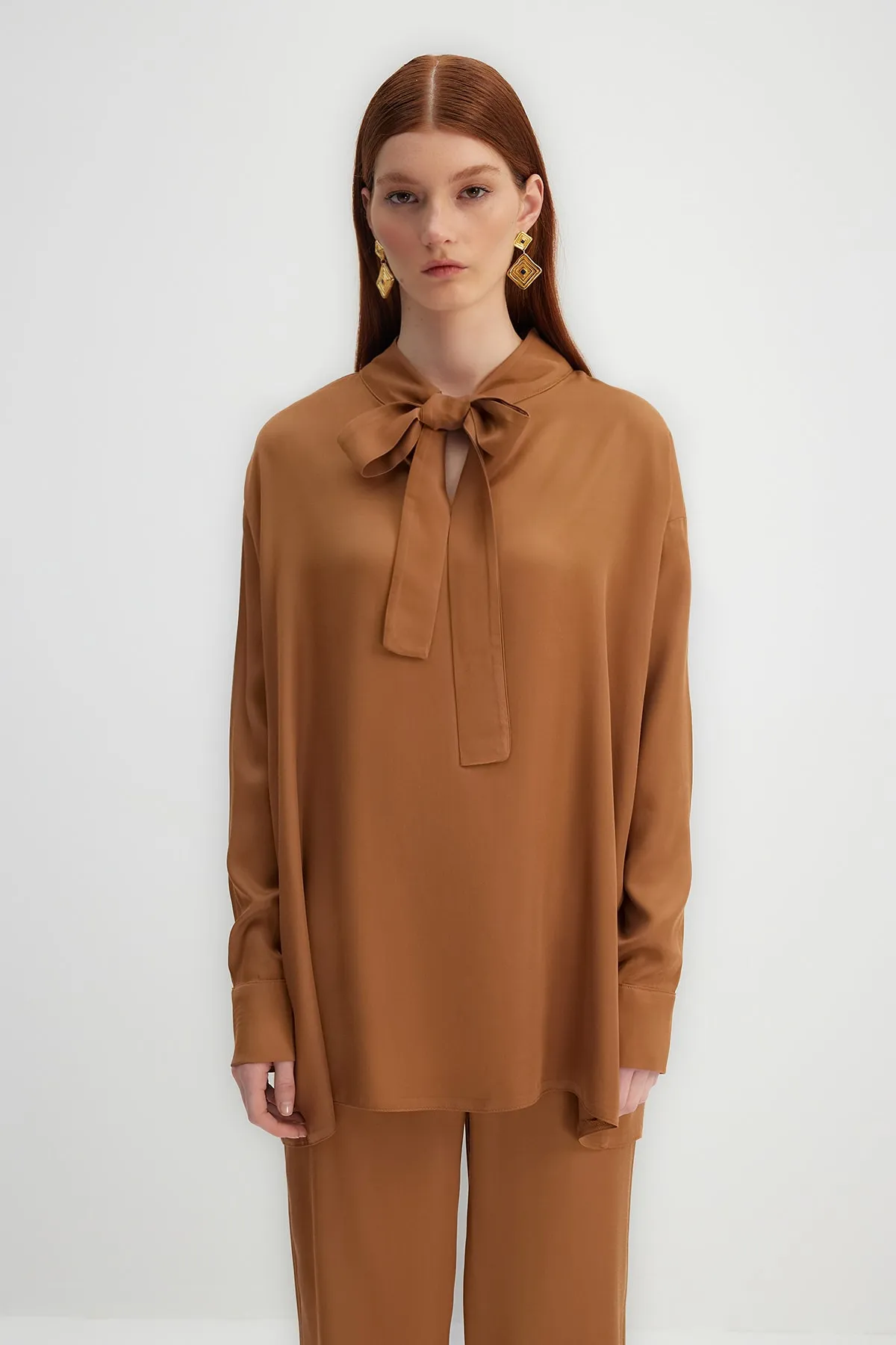 Trendyol Modest  X Kevser Sarıoglu Braunes Tunika-Hosen-Set aus Satingewebe mit Kragen und Krawatte TCLSS23US00006
