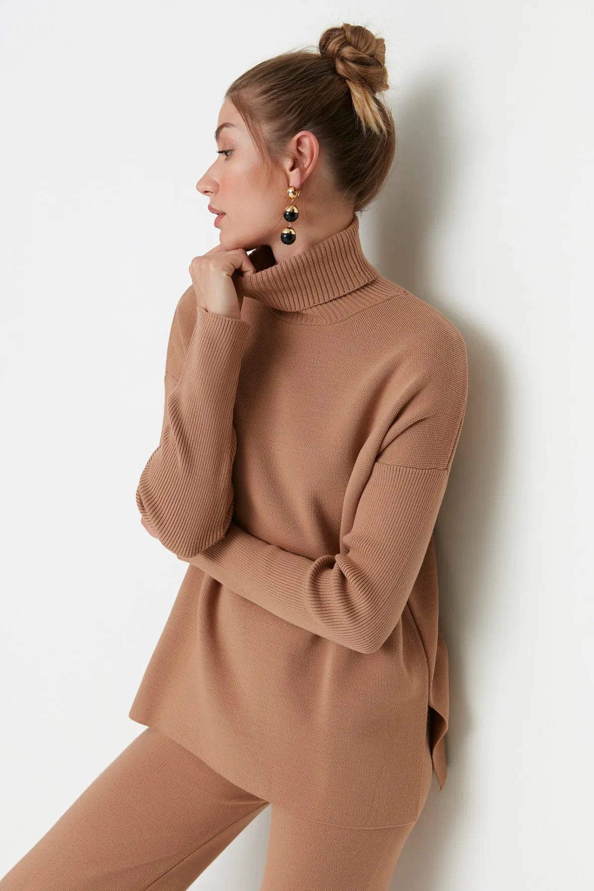 Trendyol Collection  Kamelfarbenes Rollkragen-Strickoberteil und -Unterteil-Set TWOAW22AU0102