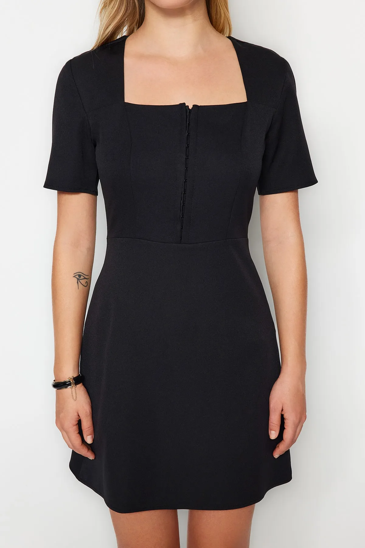 Trendyol Collection  Schwarzes Mini-Webkleid in A-Linie/Glockenform mit quadratischem Ausschnitt TWOSS23EL01929