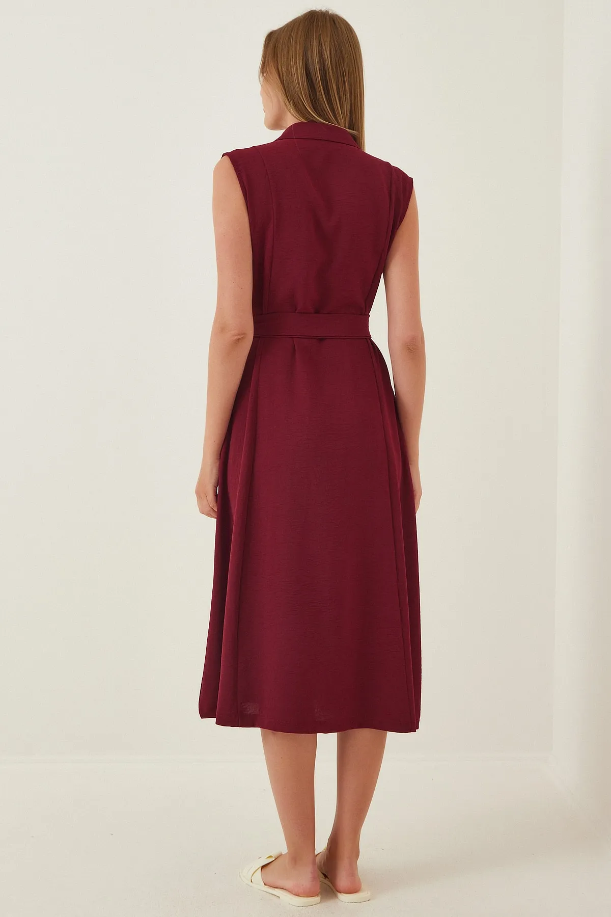 Happiness İstanbul  Burgunderrotes Leinen-Viskose-Sommerhemdkleid mit Gürtel für Damen DD00927