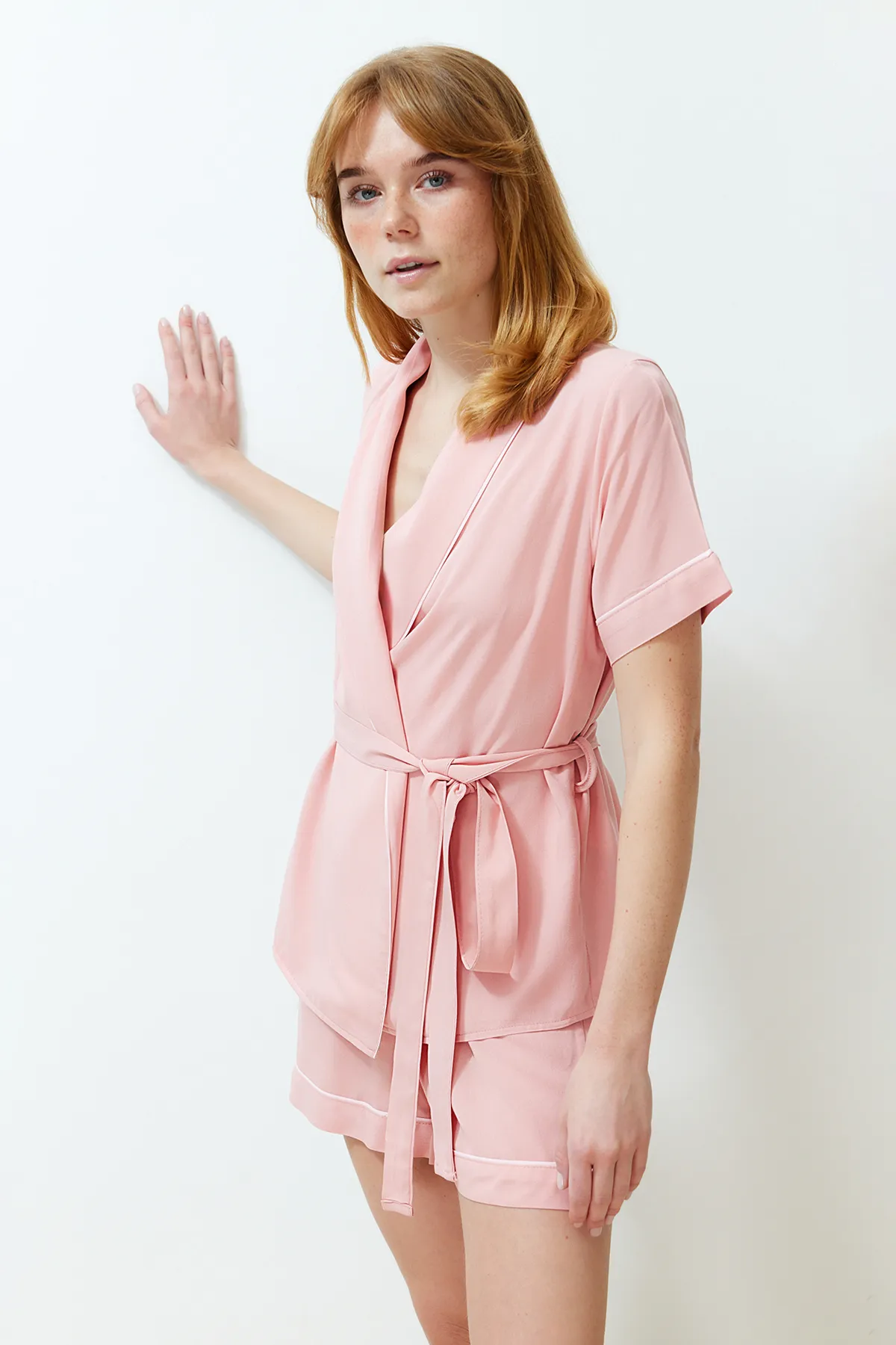 Trendyol Collection  Pyjama-Set aus Viskose mit Hemd und Shorts aus gewebtem Stoff mit Gürtel und Paspelierung „Dried Rose“ THMSS23PT00203