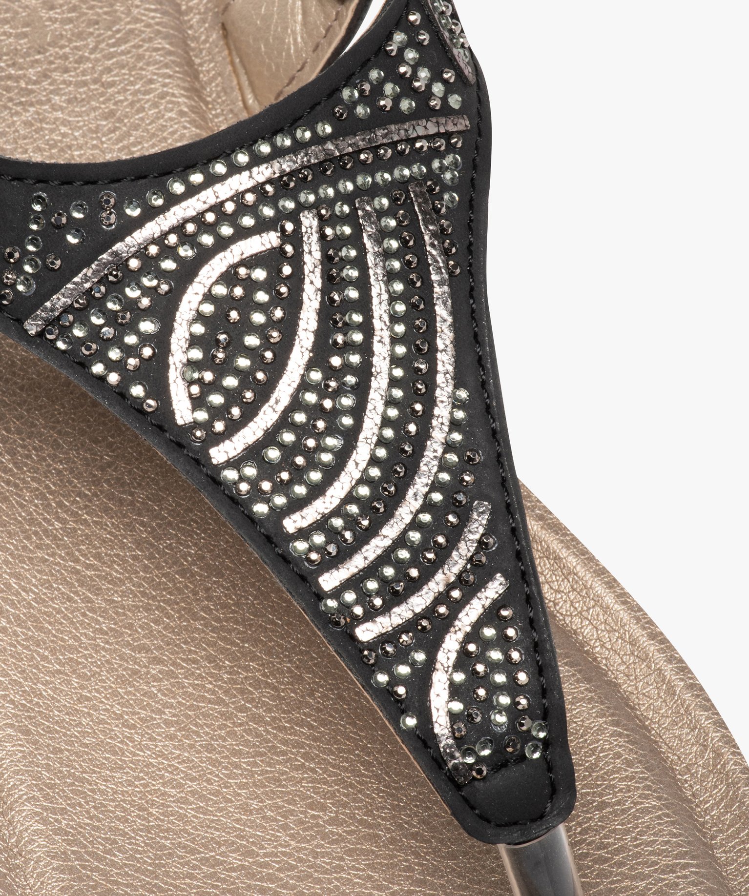 Sandales femme plates à entre-doigts ornées de strass noir | GEMO
