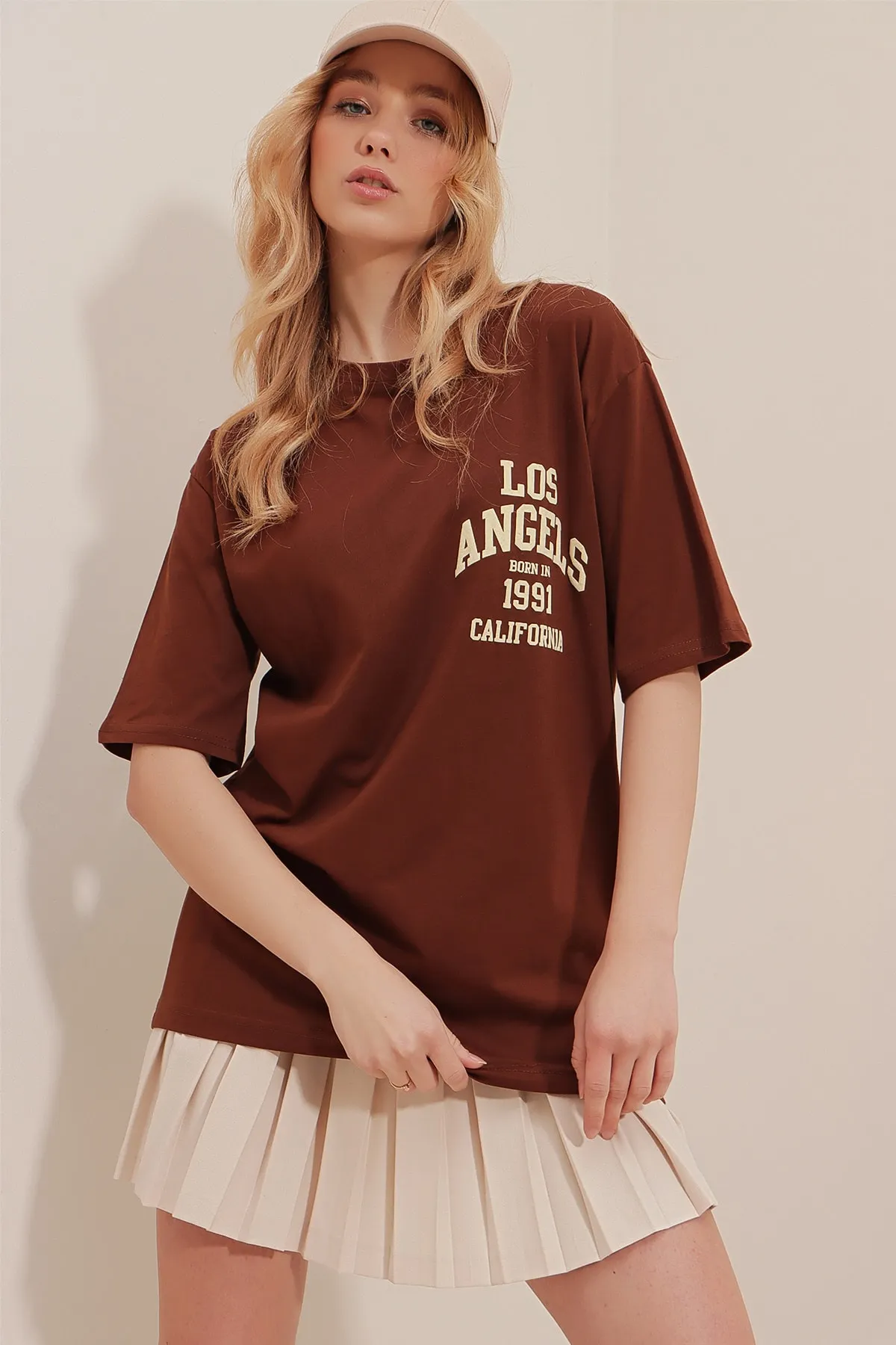 Trend Alaçatı Stili  Braunes bedrucktes Oversize-T-Shirt für Damen mit Rundhalsausschnitt ALC-X9560