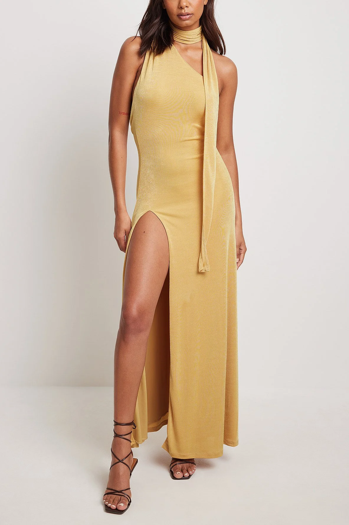 Maxikleid mit Neckholder und hohem Schlitz