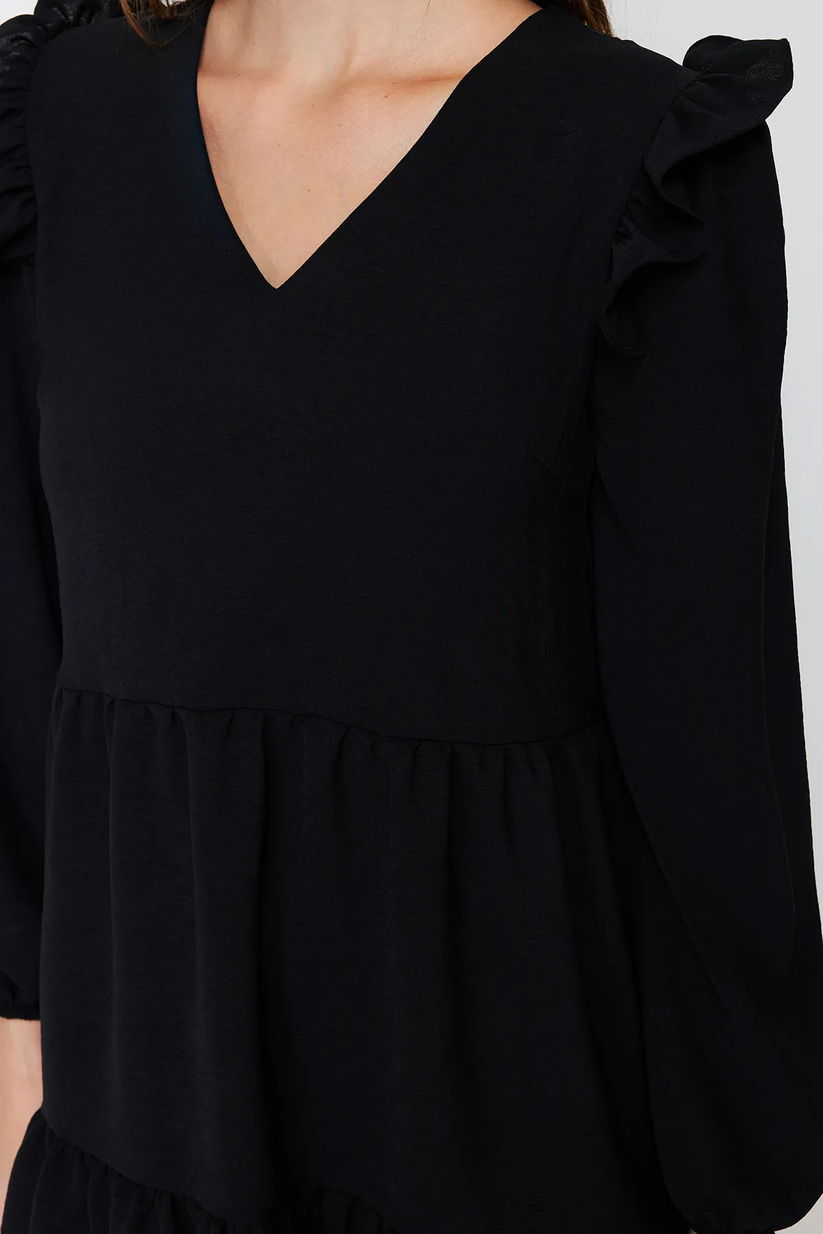 Trendyol Collection  Schwarzes, gerade geschnittenes Mini-Webkleid mit gerafften Rüschen und Details TWOAW22EL0762