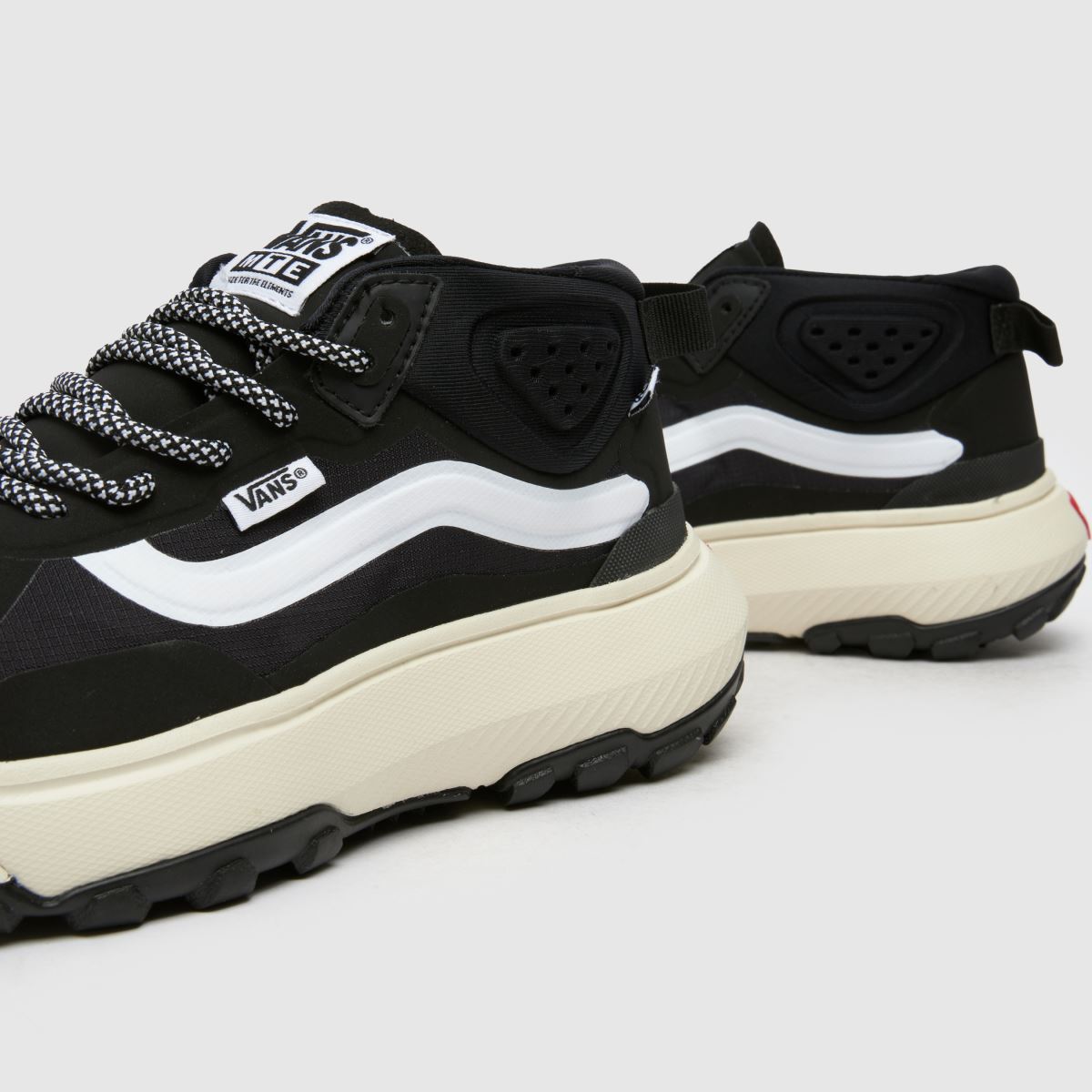 Vans – MTE Crosspath – Svarta och vita mellanhöga sneakers
